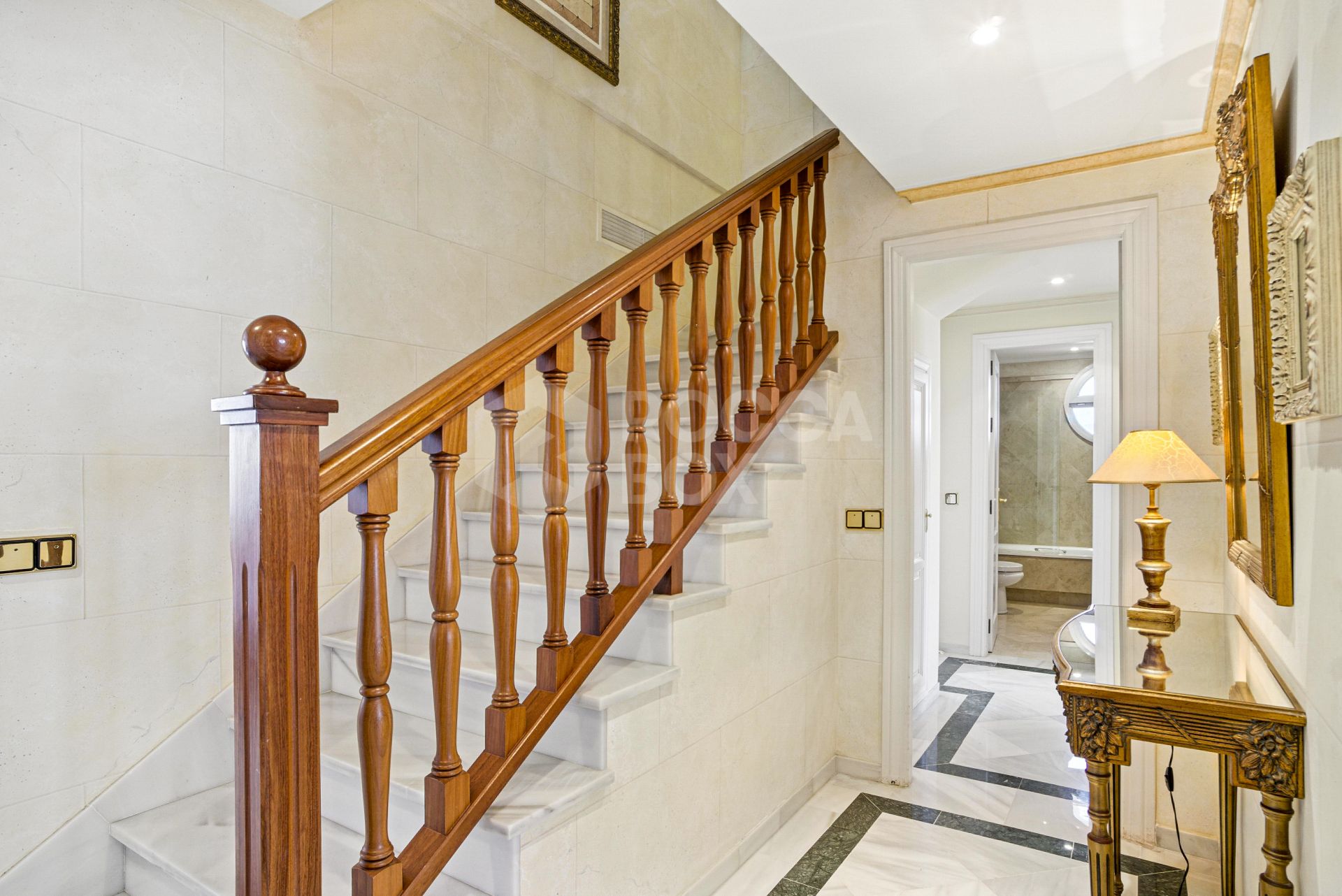 Wonderful three bedroom, south east facing duplex penthouse in the exclusive and gated community of Monte Paraiso on the Golden Mile