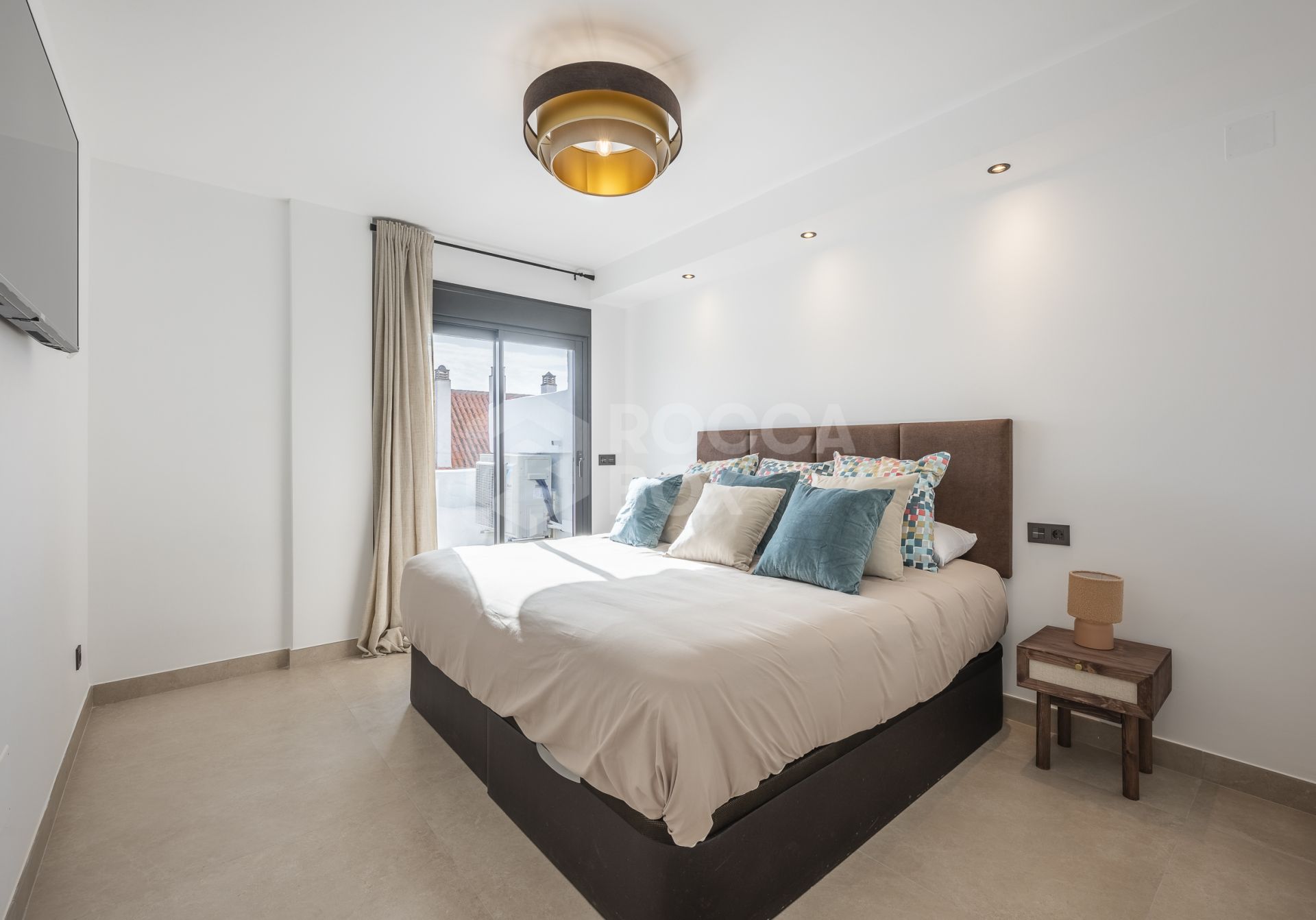Beautifully renovated three-bedroom, east facing apartment, located in one of the most desirable complexes in Nueva Andalucia, La Maestranza.