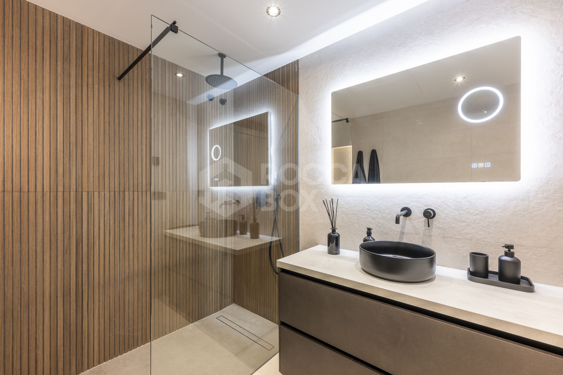 Beautifully renovated three-bedroom, east facing apartment, located in one of the most desirable complexes in Nueva Andalucia, La Maestranza.