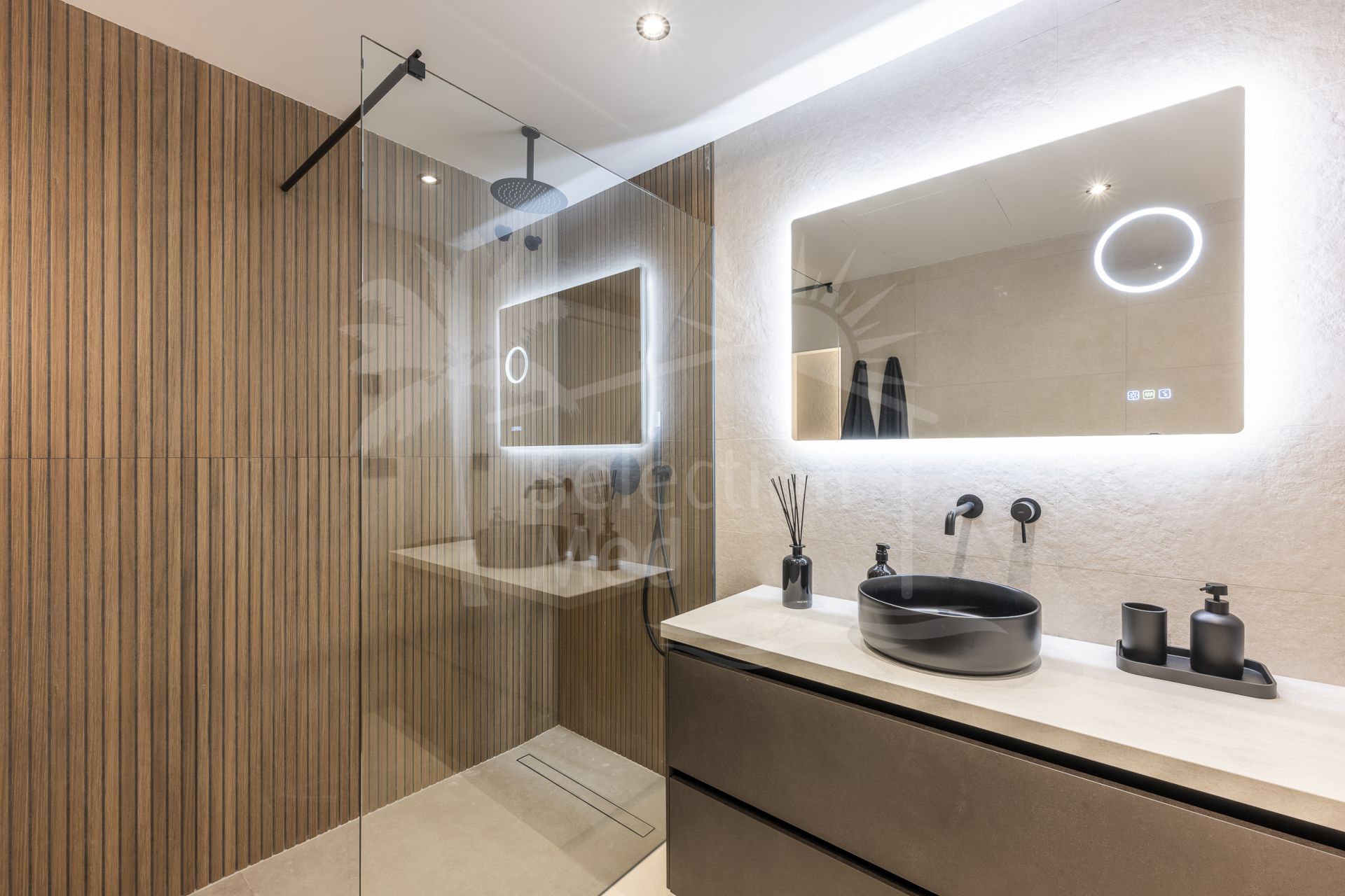 Beautifully renovated three-bedroom, east facing apartment, located in one of the most desirable complexes in Nueva Andalucia, La Maestranza.