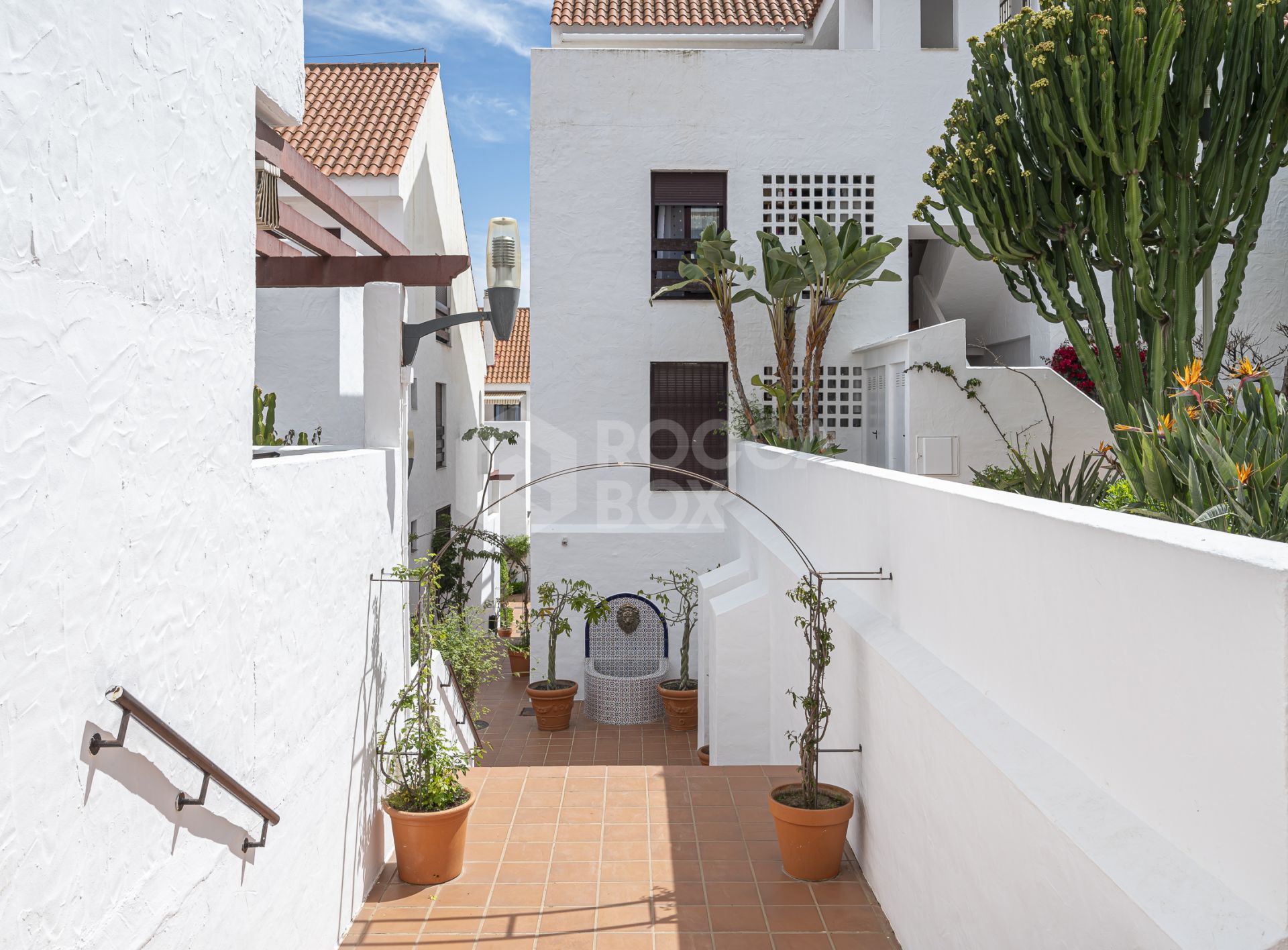 Beautifully renovated three-bedroom, east facing apartment, located in one of the most desirable complexes in Nueva Andalucia, La Maestranza.