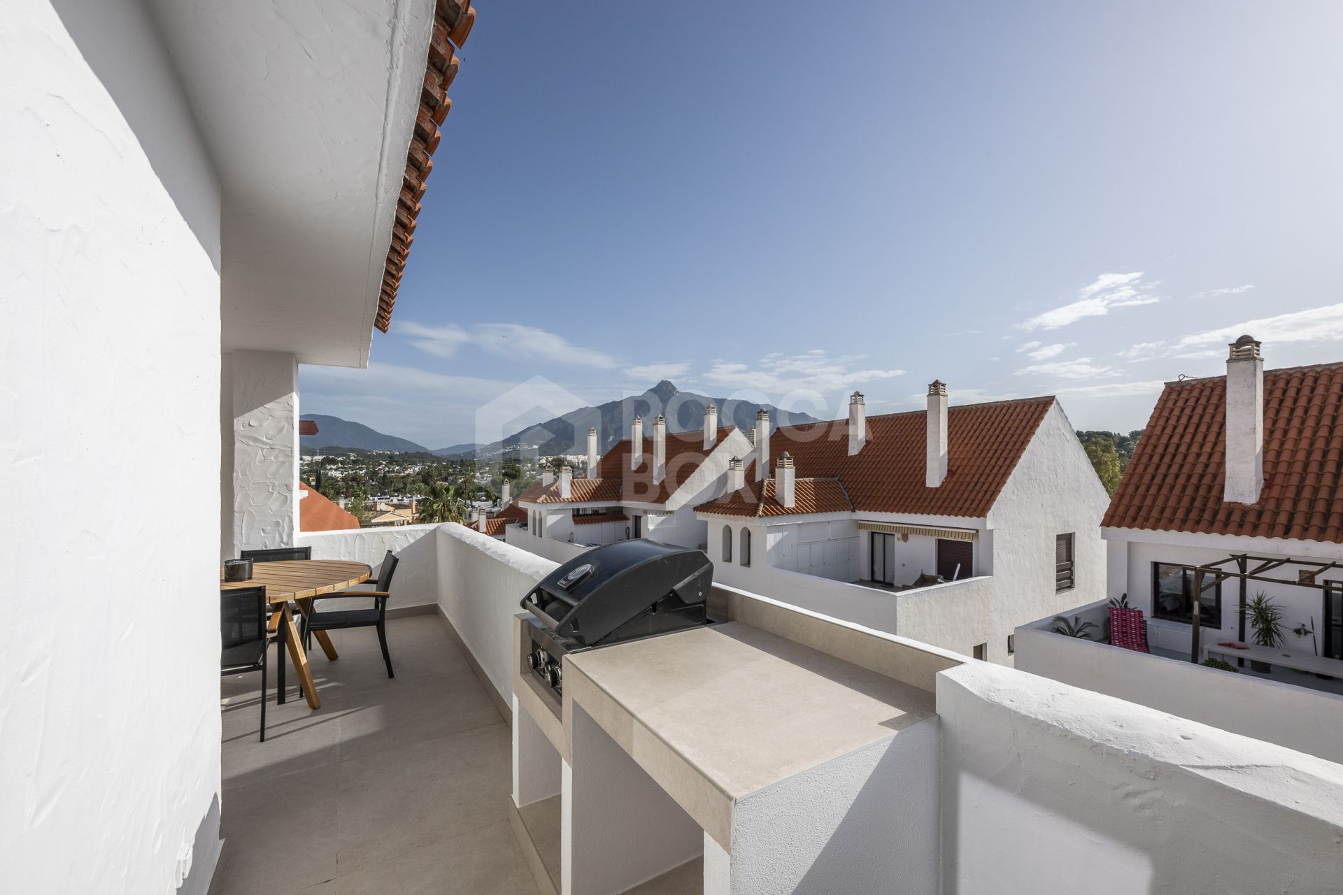Beautifully renovated three-bedroom, east facing apartment, located in one of the most desirable complexes in Nueva Andalucia, La Maestranza.