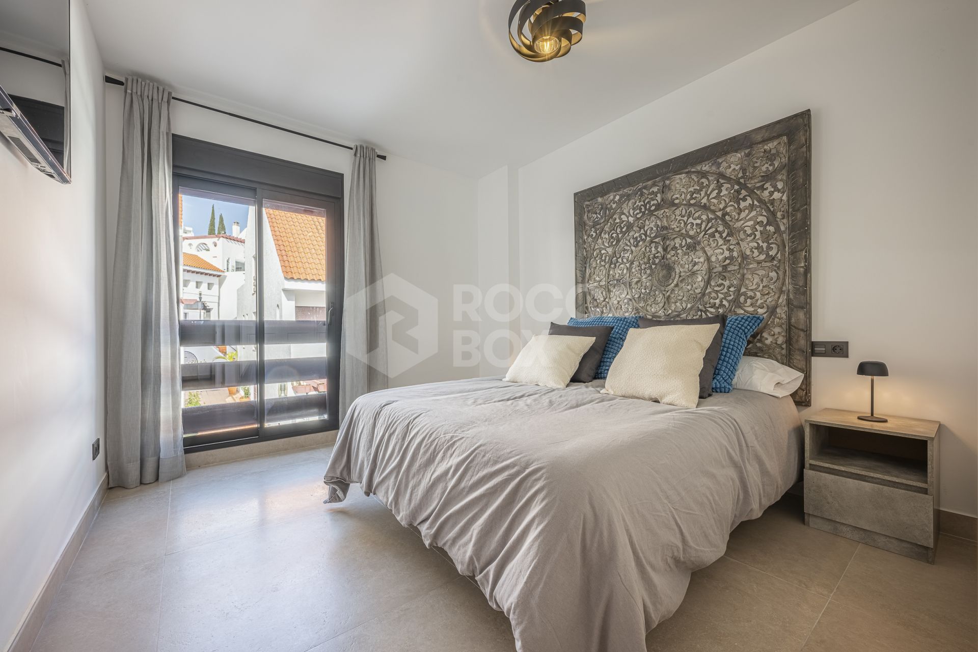 Beautifully renovated three-bedroom, east facing apartment, located in one of the most desirable complexes in Nueva Andalucia, La Maestranza.