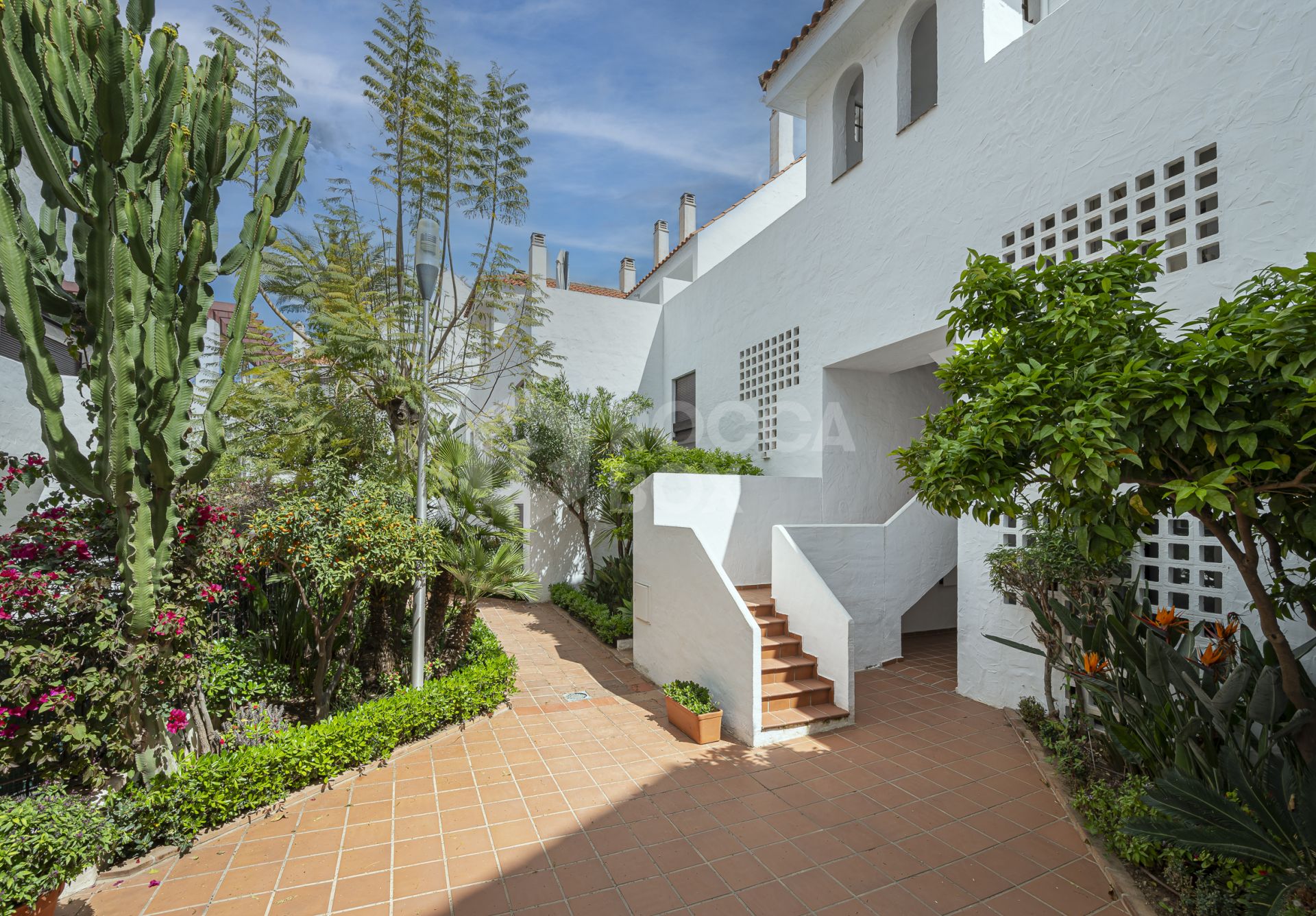 Beautifully renovated three-bedroom, east facing apartment, located in one of the most desirable complexes in Nueva Andalucia, La Maestranza.