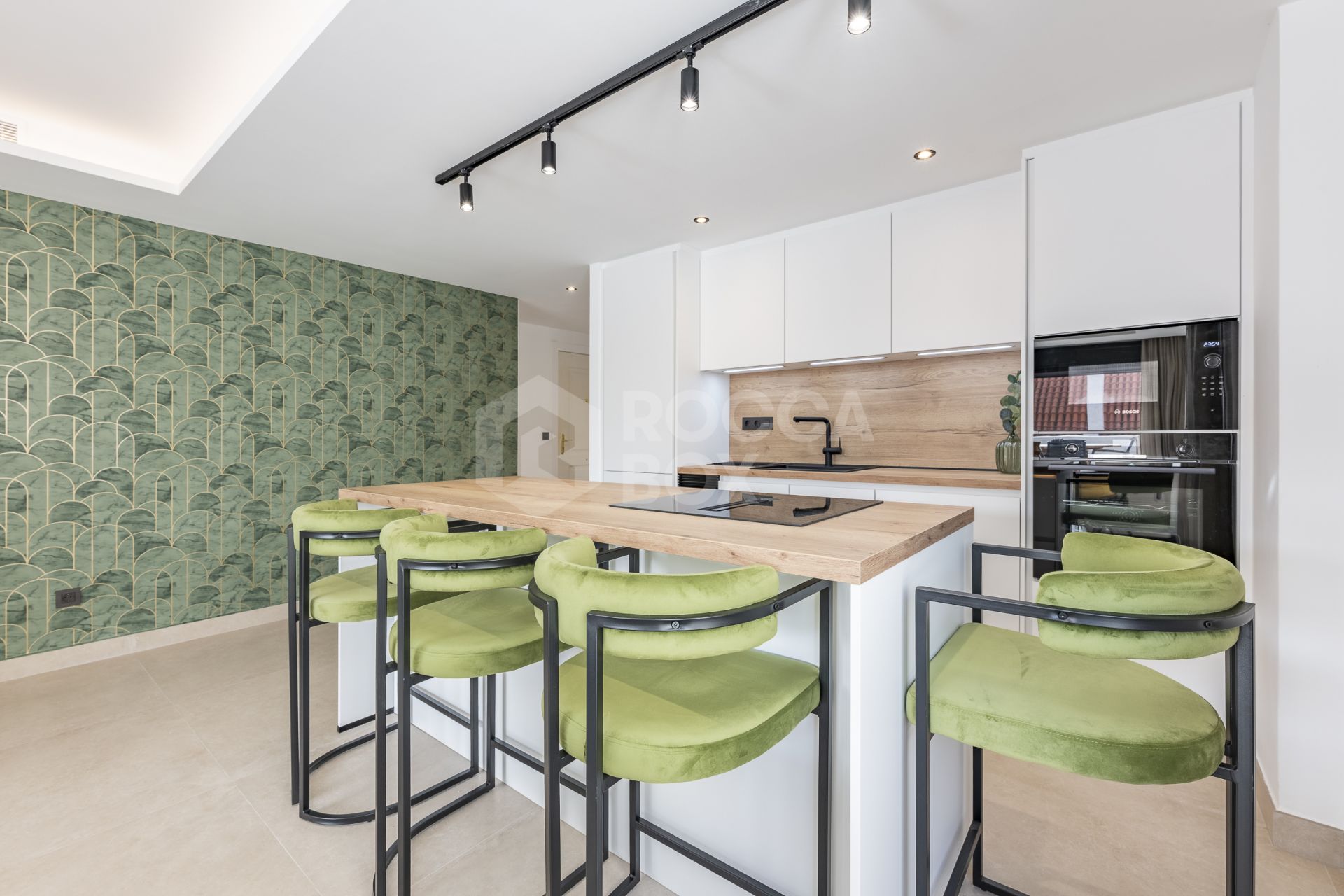 Beautifully renovated three-bedroom, east facing apartment, located in one of the most desirable complexes in Nueva Andalucia, La Maestranza.