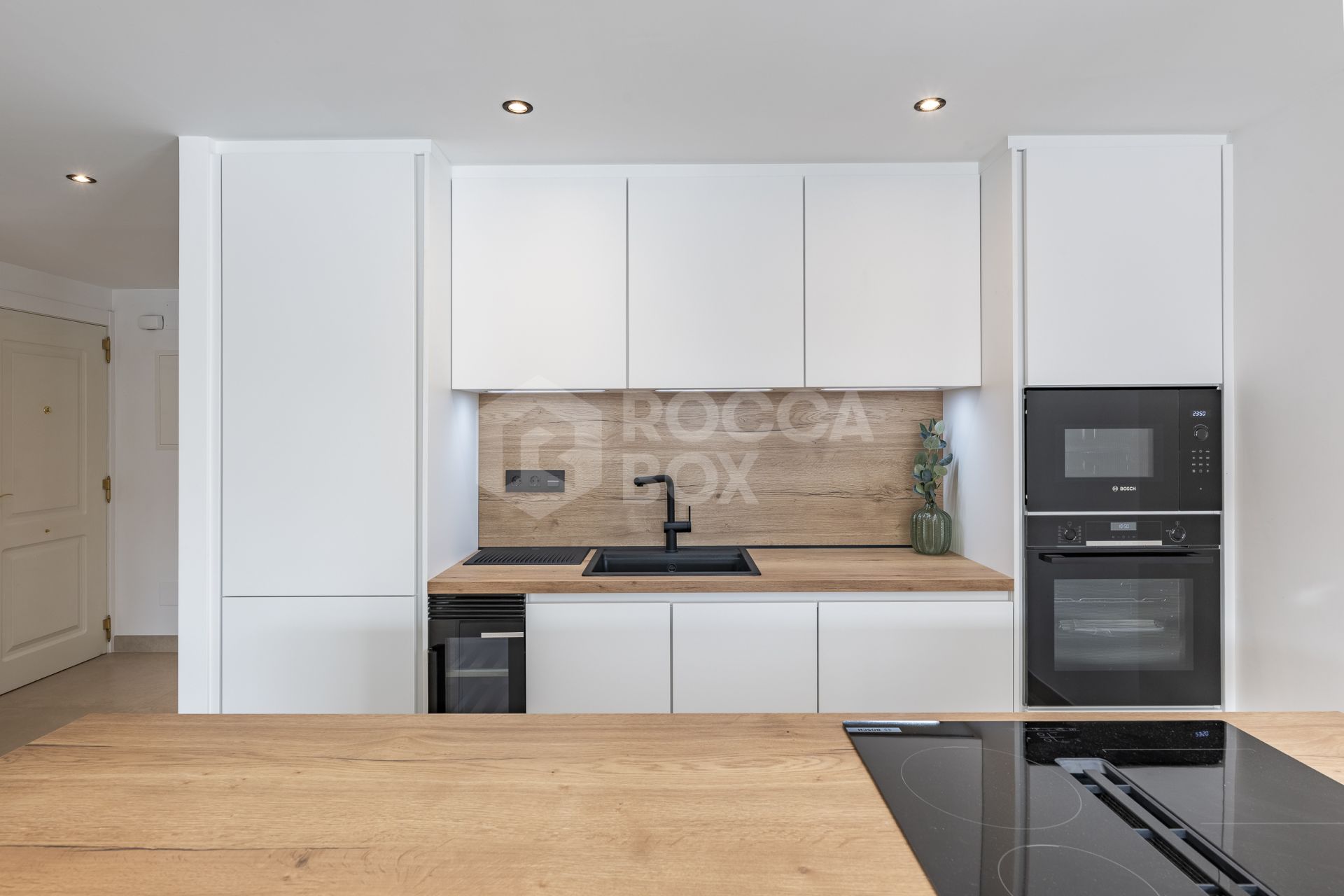 Beautifully renovated three-bedroom, east facing apartment, located in one of the most desirable complexes in Nueva Andalucia, La Maestranza.