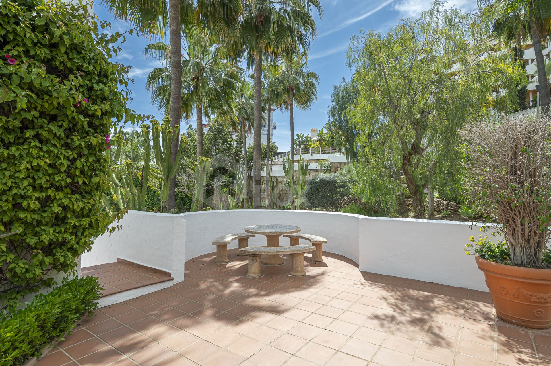 Beautifully renovated three-bedroom, east facing apartment, located in one of the most desirable complexes in Nueva Andalucia, La Maestranza.