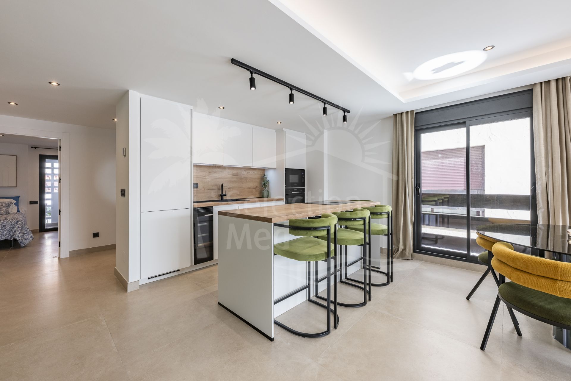 Beautifully renovated three-bedroom, east facing apartment, located in one of the most desirable complexes in Nueva Andalucia, La Maestranza.