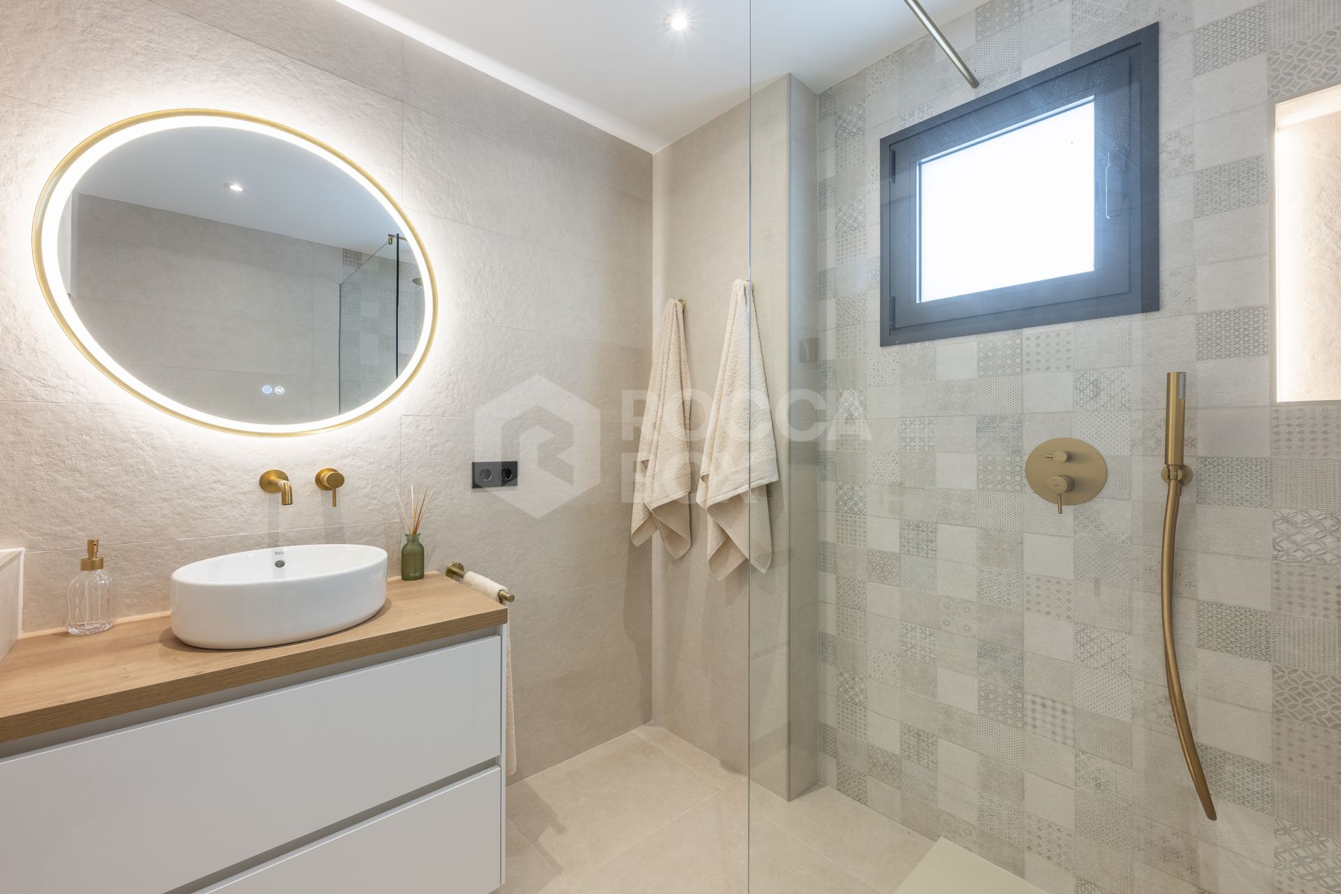 Beautifully renovated three-bedroom, east facing apartment, located in one of the most desirable complexes in Nueva Andalucia, La Maestranza.