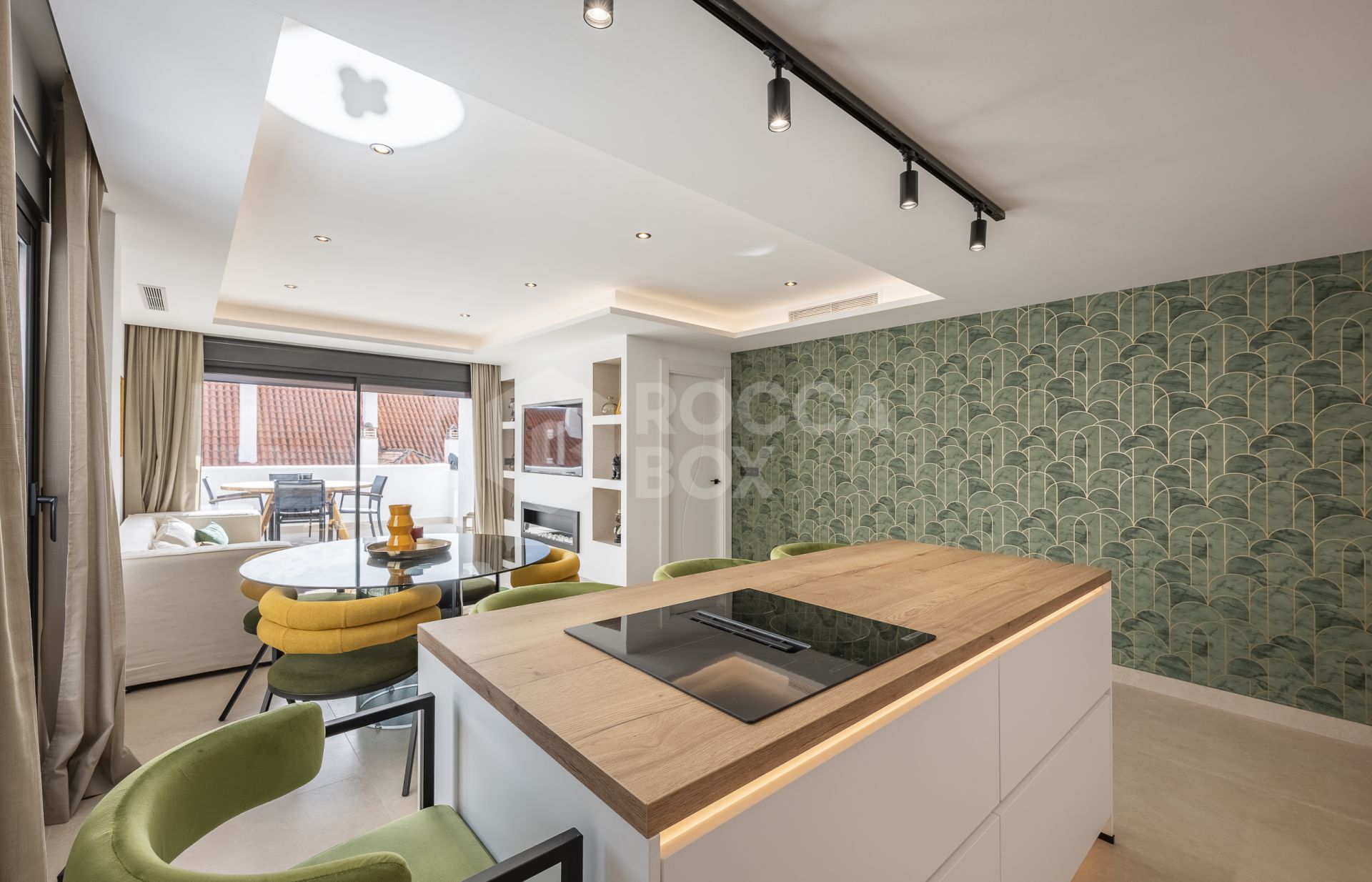 Beautifully renovated three-bedroom, east facing apartment, located in one of the most desirable complexes in Nueva Andalucia, La Maestranza.