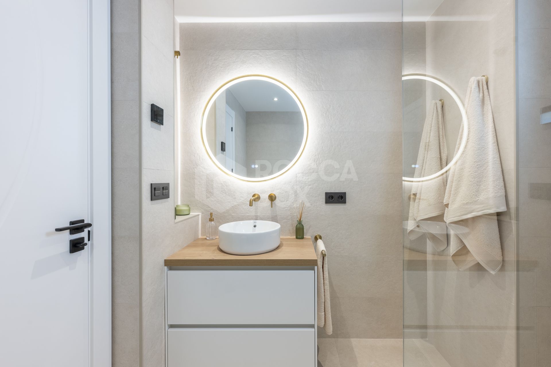 Beautifully renovated three-bedroom, east facing apartment, located in one of the most desirable complexes in Nueva Andalucia, La Maestranza.
