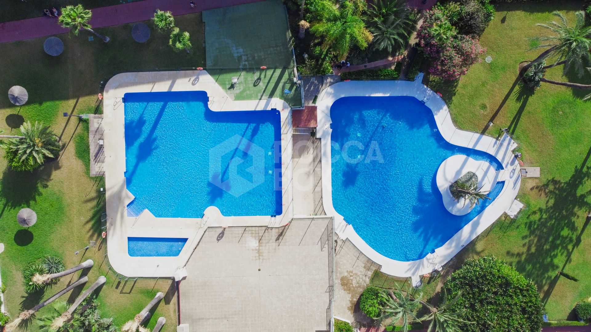 Wonderful south facing. two bedroom duplex penthouse located in the highly sought-after Carolina Park on Marbella’s prestigious Golden Mile