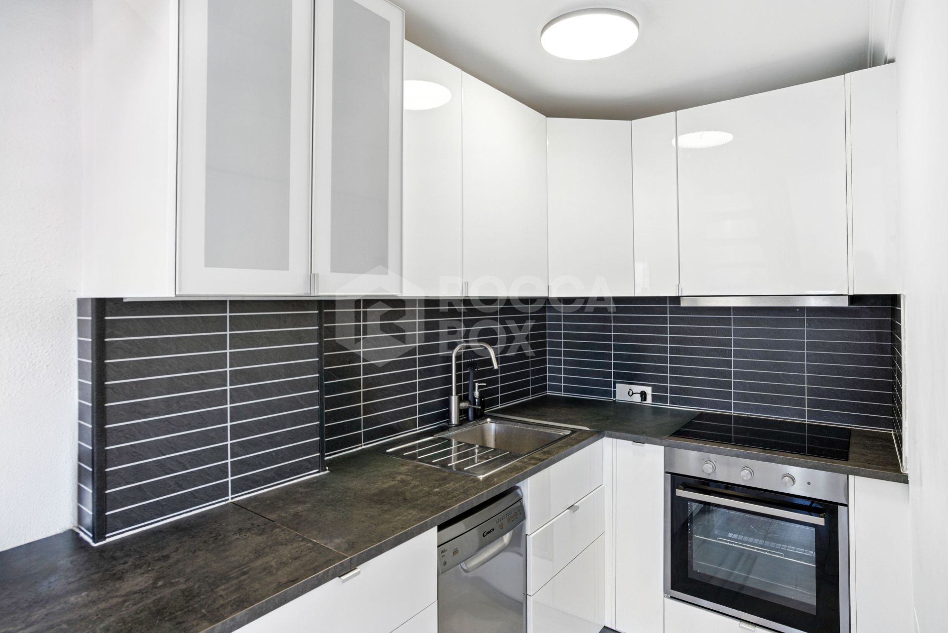 Wonderful south facing. two bedroom duplex penthouse located in the highly sought-after Carolina Park on Marbella’s prestigious Golden Mile