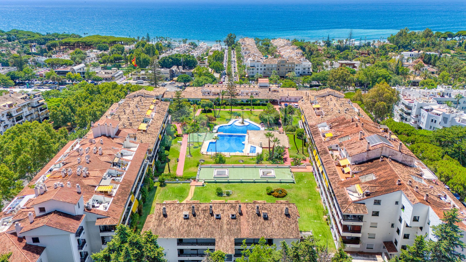 Wonderful south facing. two bedroom duplex penthouse located in the highly sought-after Carolina Park on Marbella’s prestigious Golden Mile