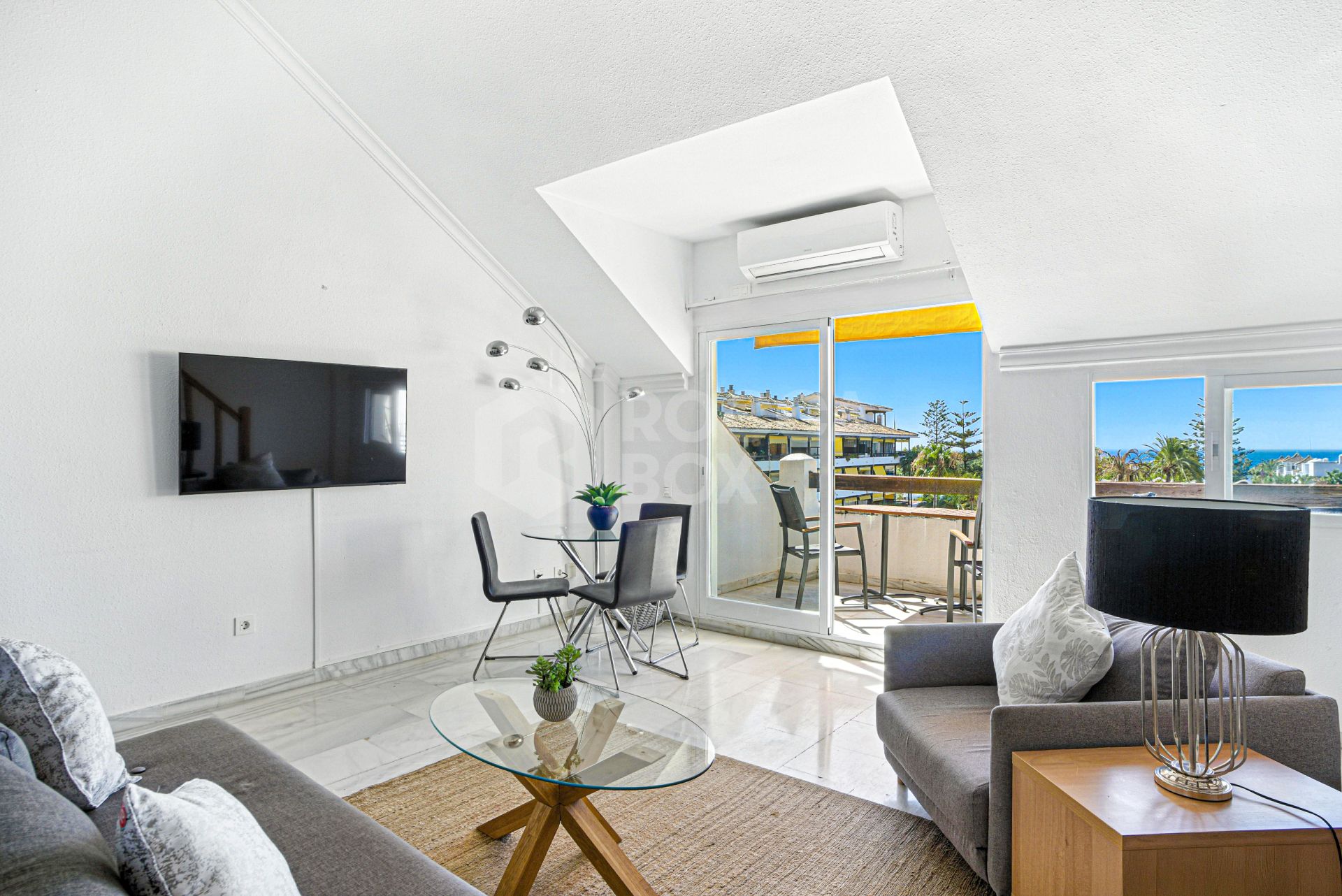 Wonderful south facing. two bedroom duplex penthouse located in the highly sought-after Carolina Park on Marbella’s prestigious Golden Mile