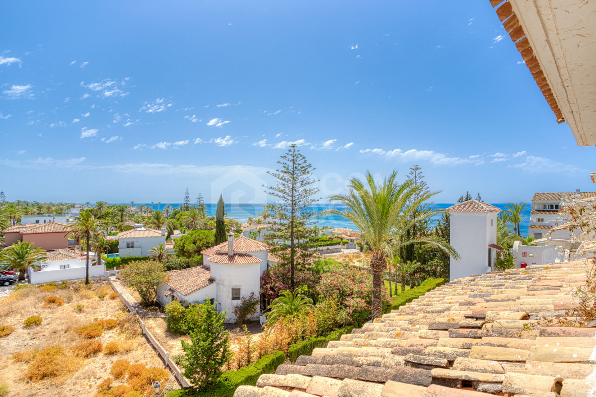 Excellent investment opportunity - south west facing three bedroom, beachfront duplex penthouse located in Playa Real, Marbesa