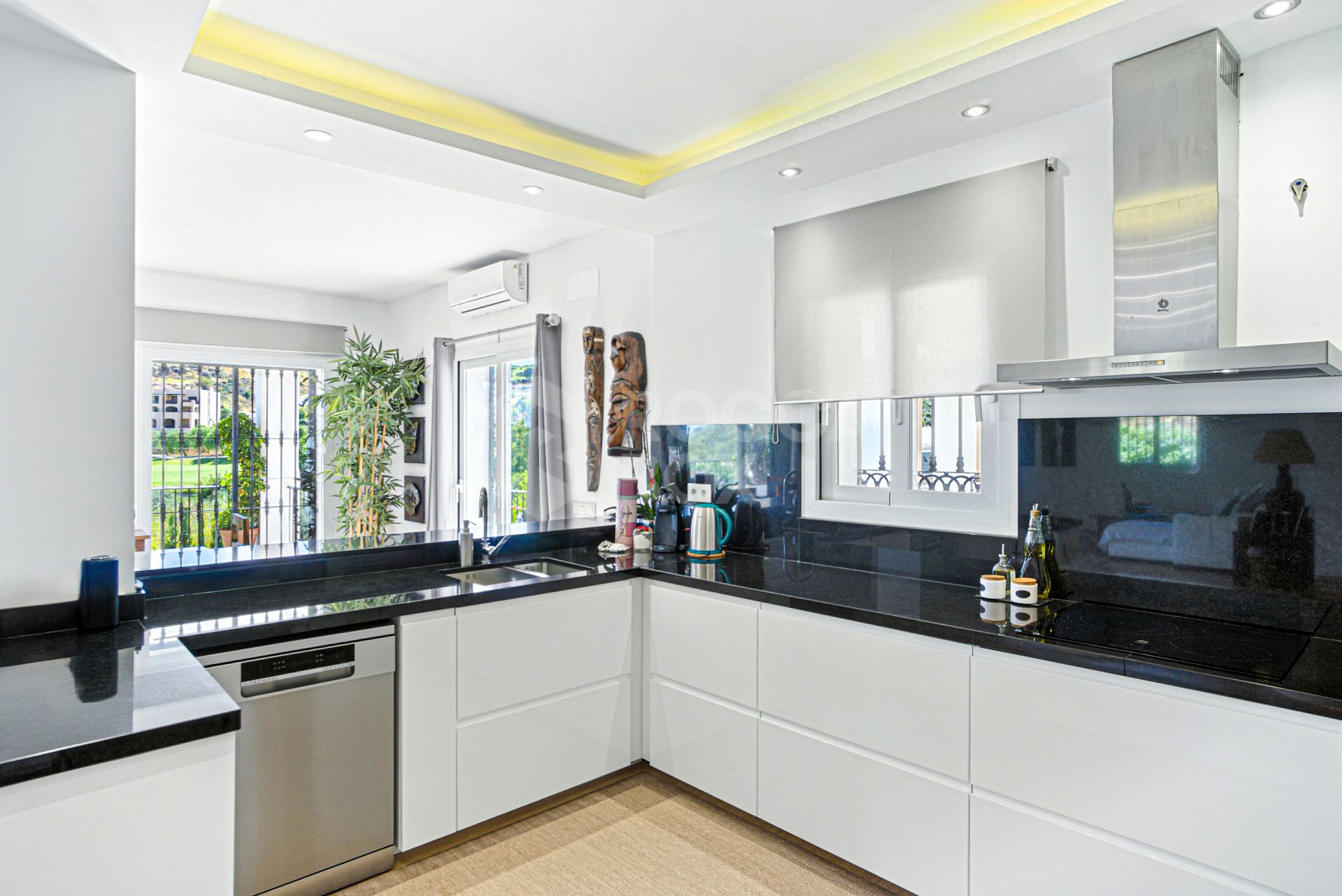 Beautiful five bedroom, Southwest-Facing Villa with Golf Views in Valle Romano (Estepona)