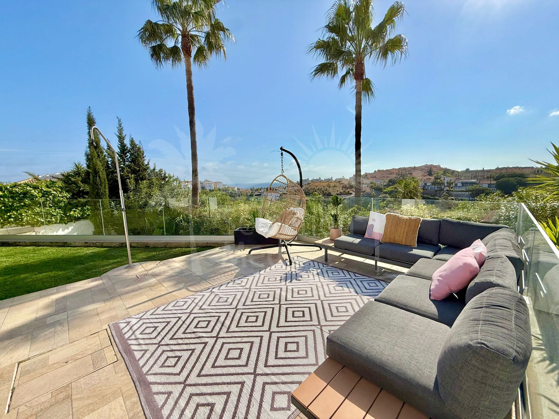 Villa de tres dormitorios con orientación sur oeste, situada en Riviera del Sol, Mijas Costa