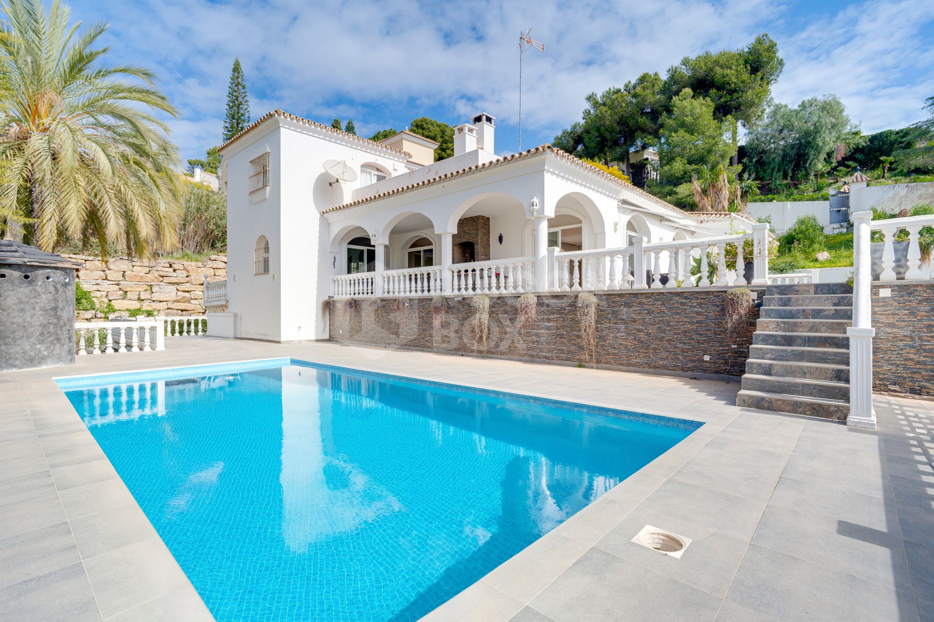 Reform opportunity - South facing, four bedroom Villa located in El Paraiso with sea views