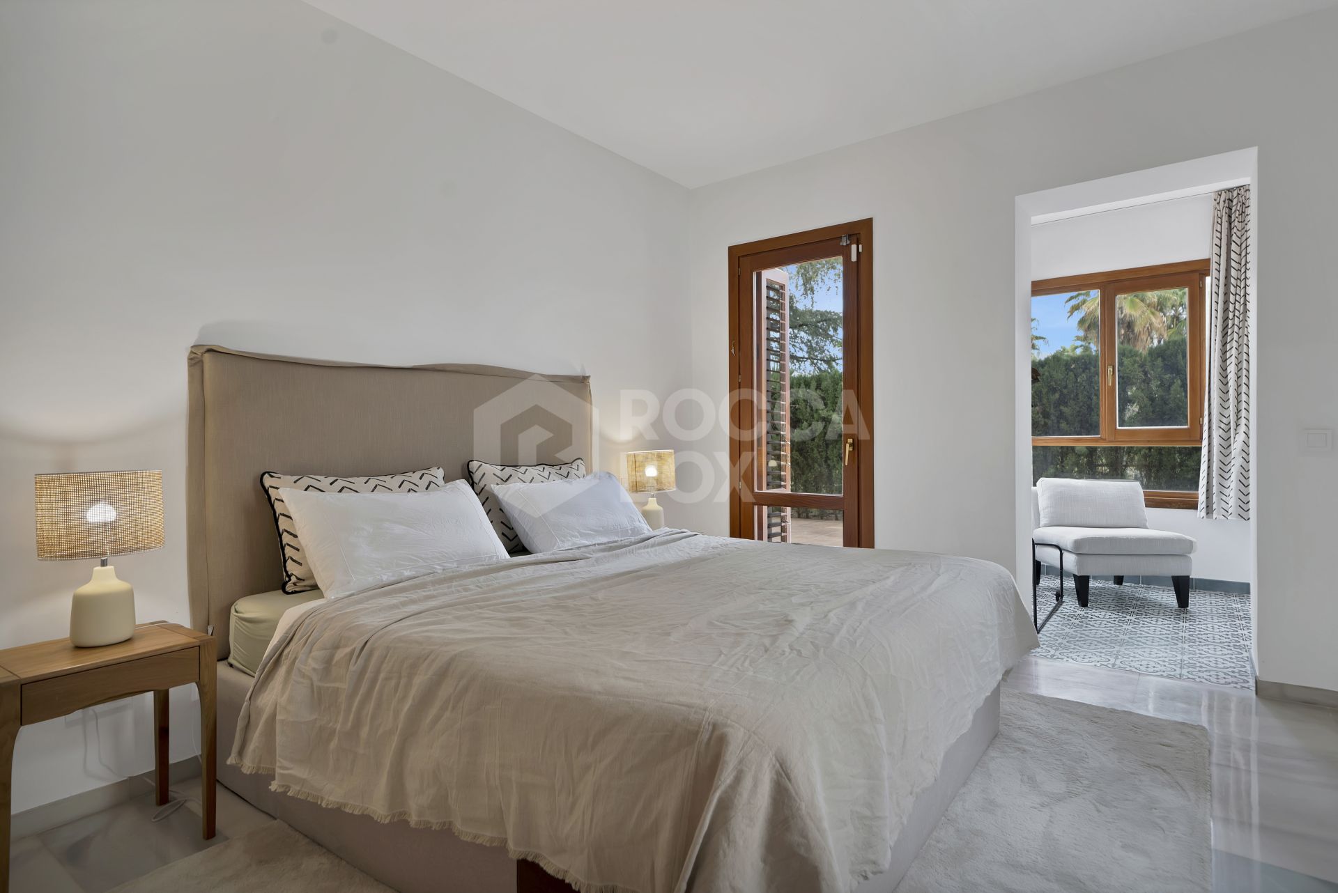 Beautifully renovated two bedroom apartment located in the prestigious Alcores del Golf community in Nueva Andalucía