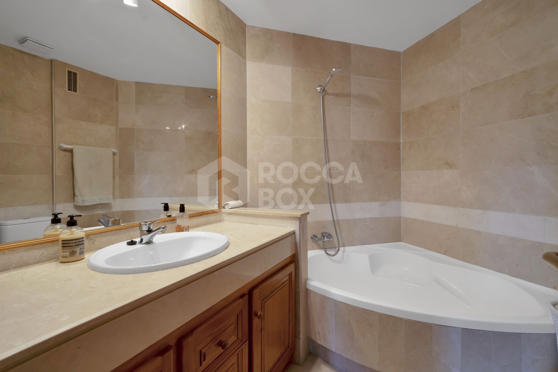 Beautifully renovated two bedroom apartment located in the prestigious Alcores del Golf community in Nueva Andalucía