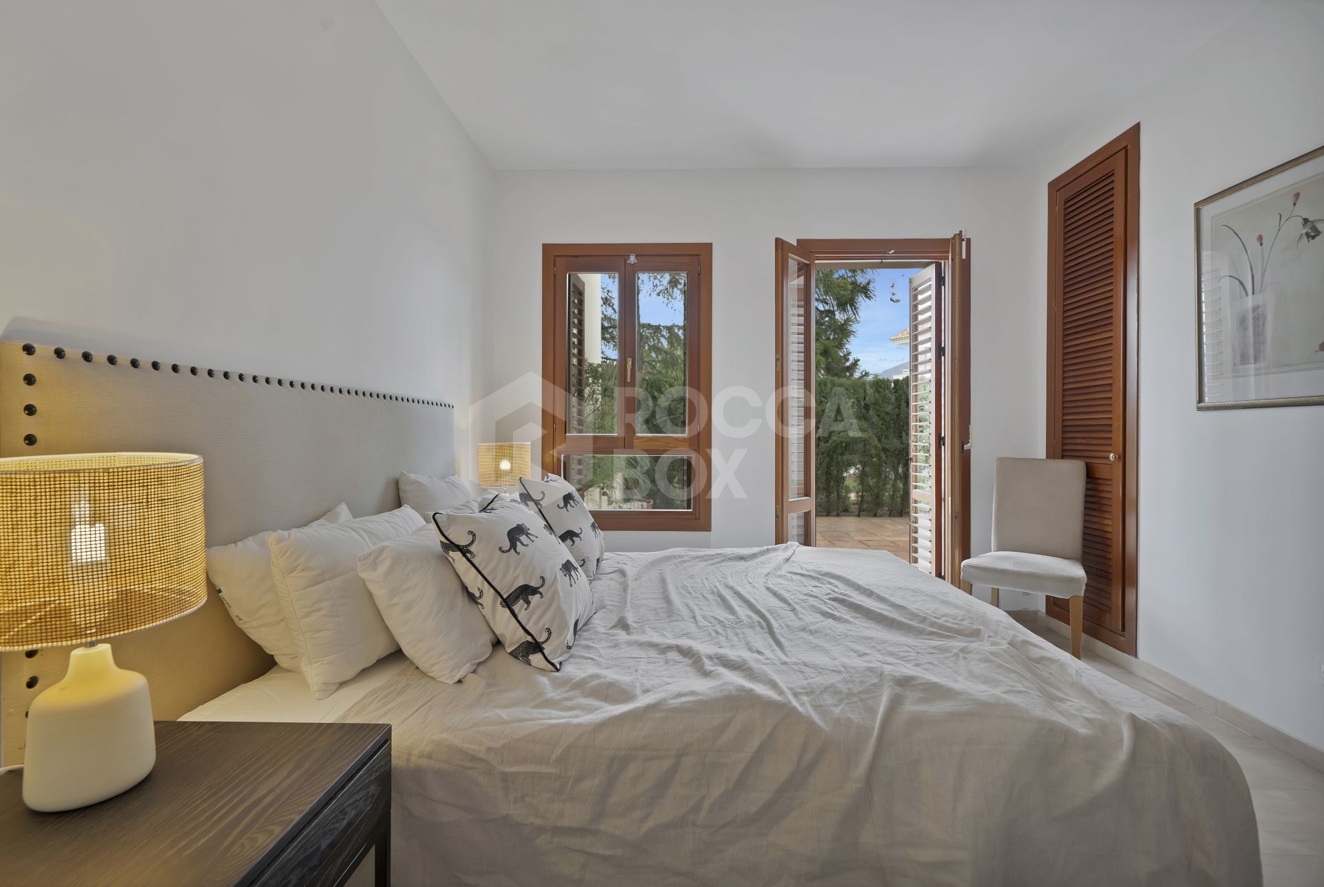 Beautifully renovated two bedroom apartment located in the prestigious Alcores del Golf community in Nueva Andalucía