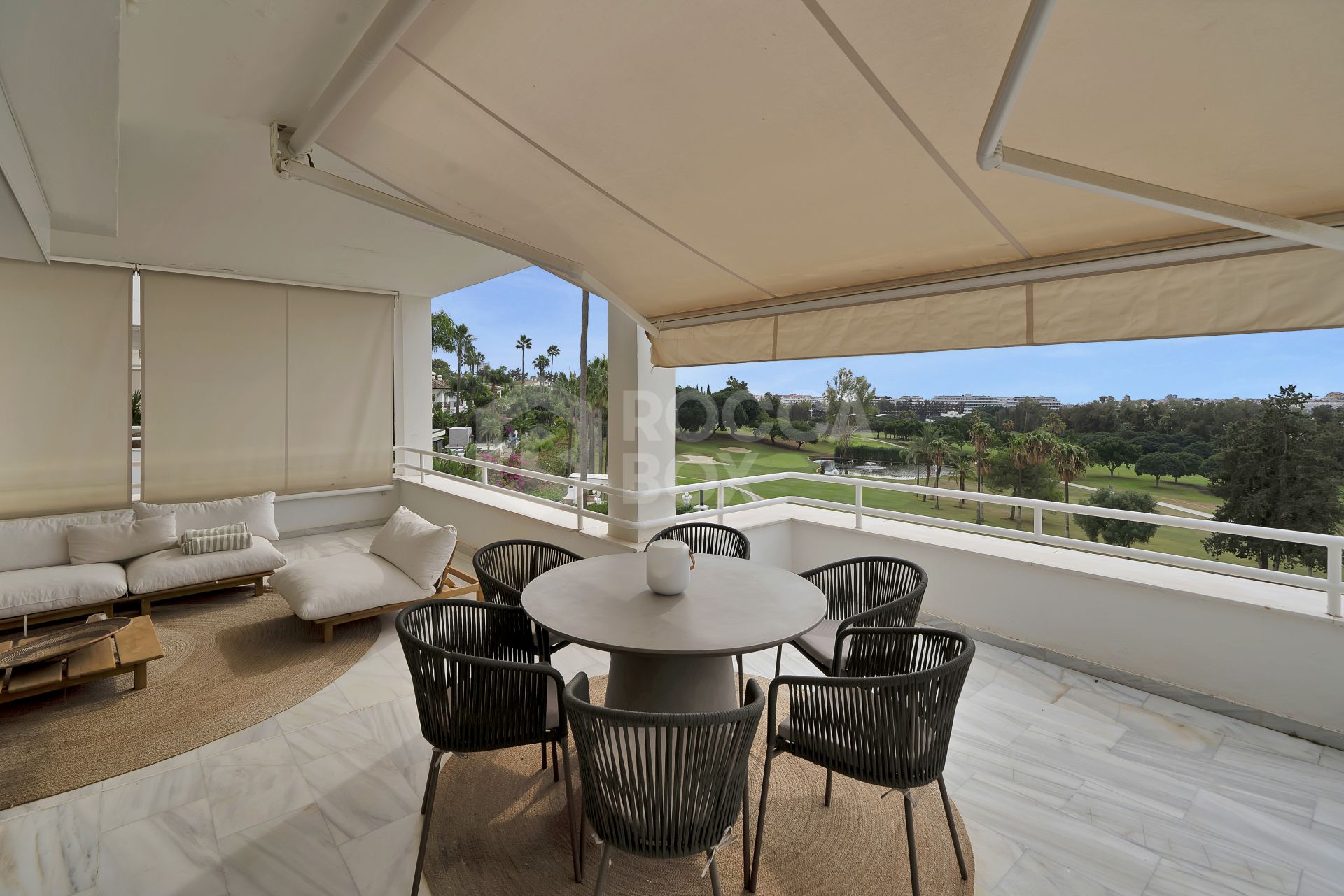 Beautifully renovated two bedroom apartment located in the prestigious Alcores del Golf community in Nueva Andalucía