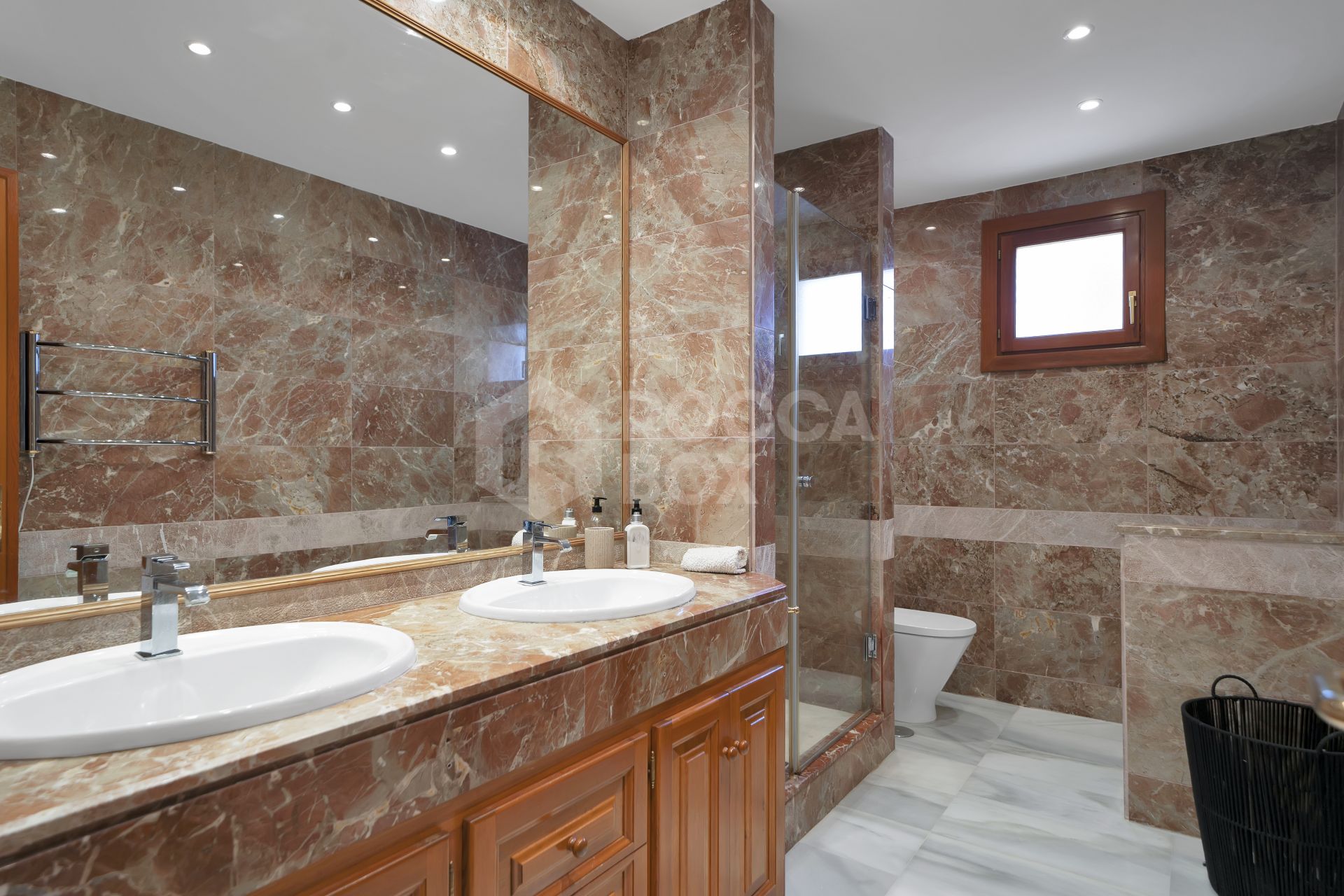 Beautifully renovated two bedroom apartment located in the prestigious Alcores del Golf community in Nueva Andalucía