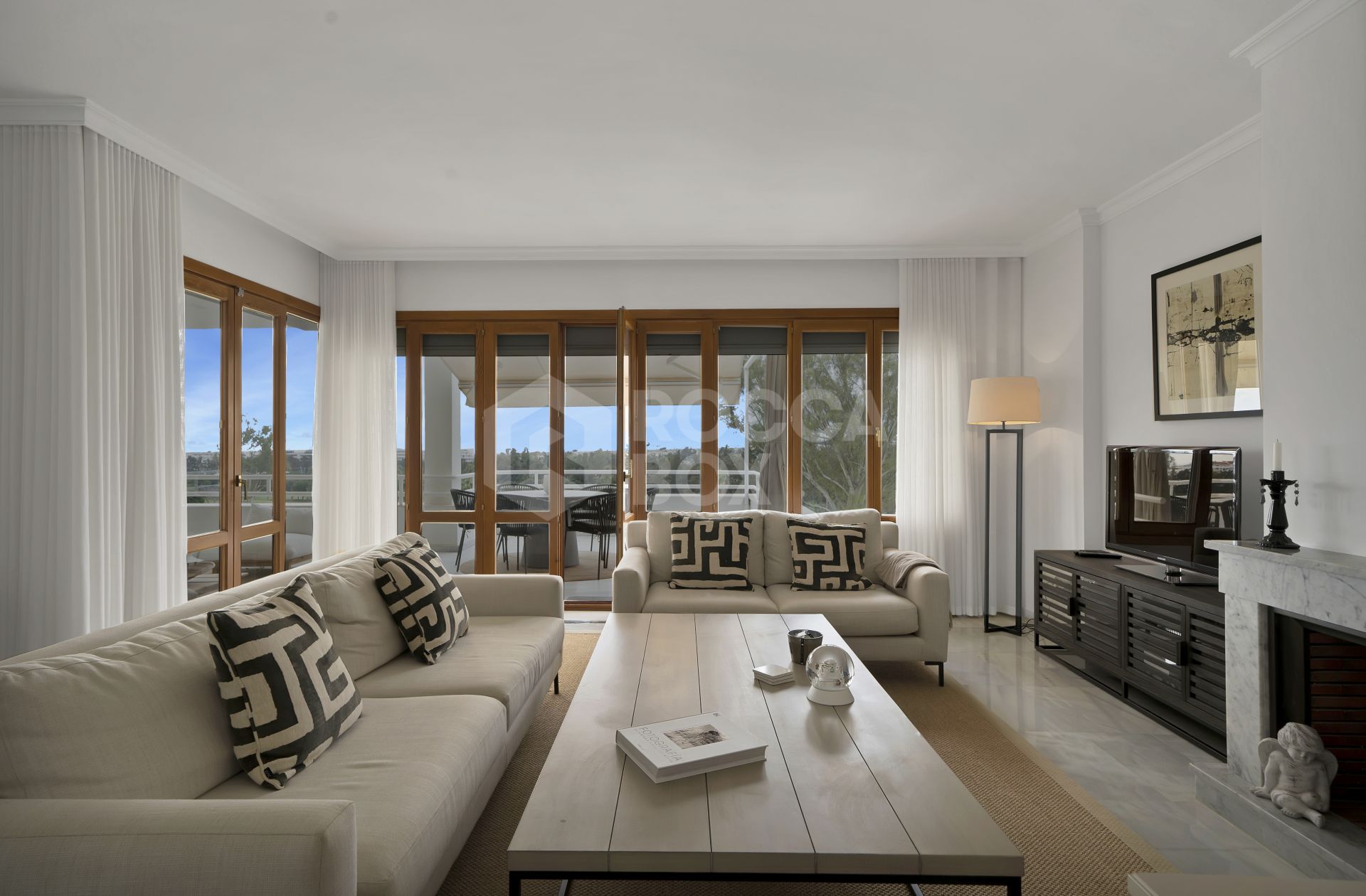 Beautifully renovated two bedroom apartment located in the prestigious Alcores del Golf community in Nueva Andalucía