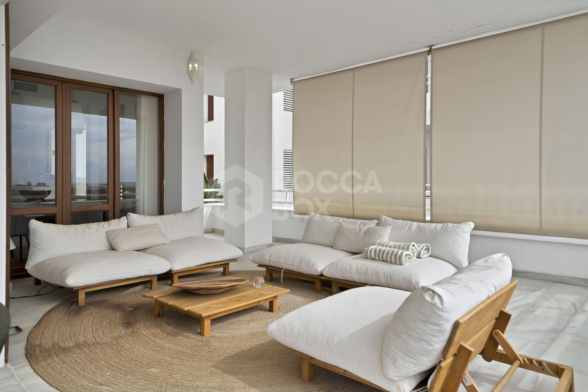 Beautifully renovated two bedroom apartment located in the prestigious Alcores del Golf community in Nueva Andalucía