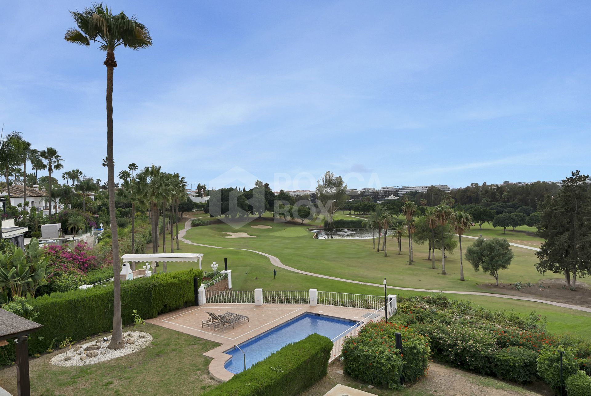 Beautifully renovated two bedroom apartment located in the prestigious Alcores del Golf community in Nueva Andalucía