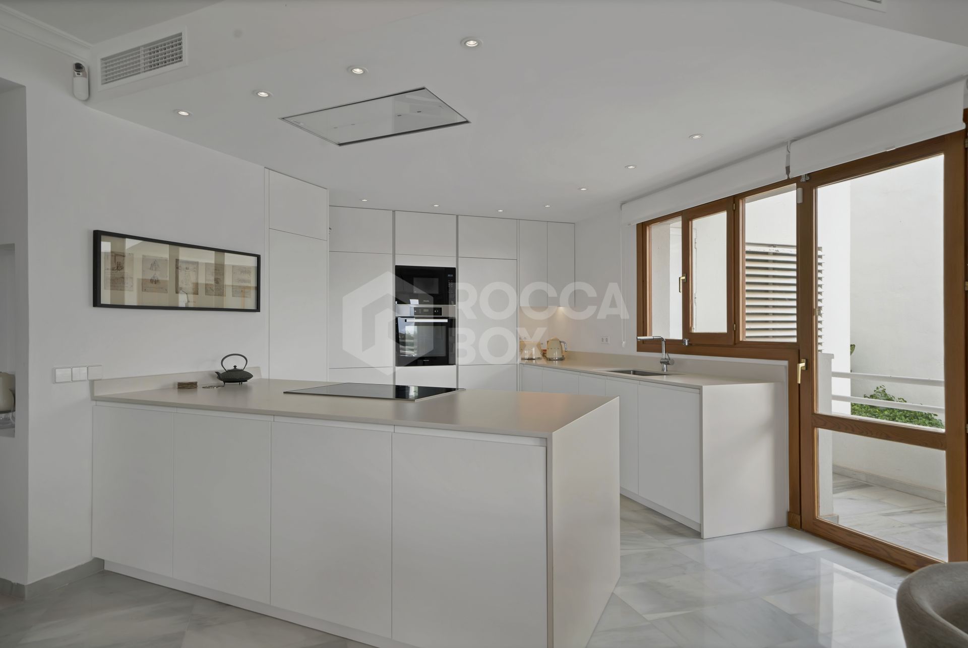 Beautifully renovated two bedroom apartment located in the prestigious Alcores del Golf community in Nueva Andalucía