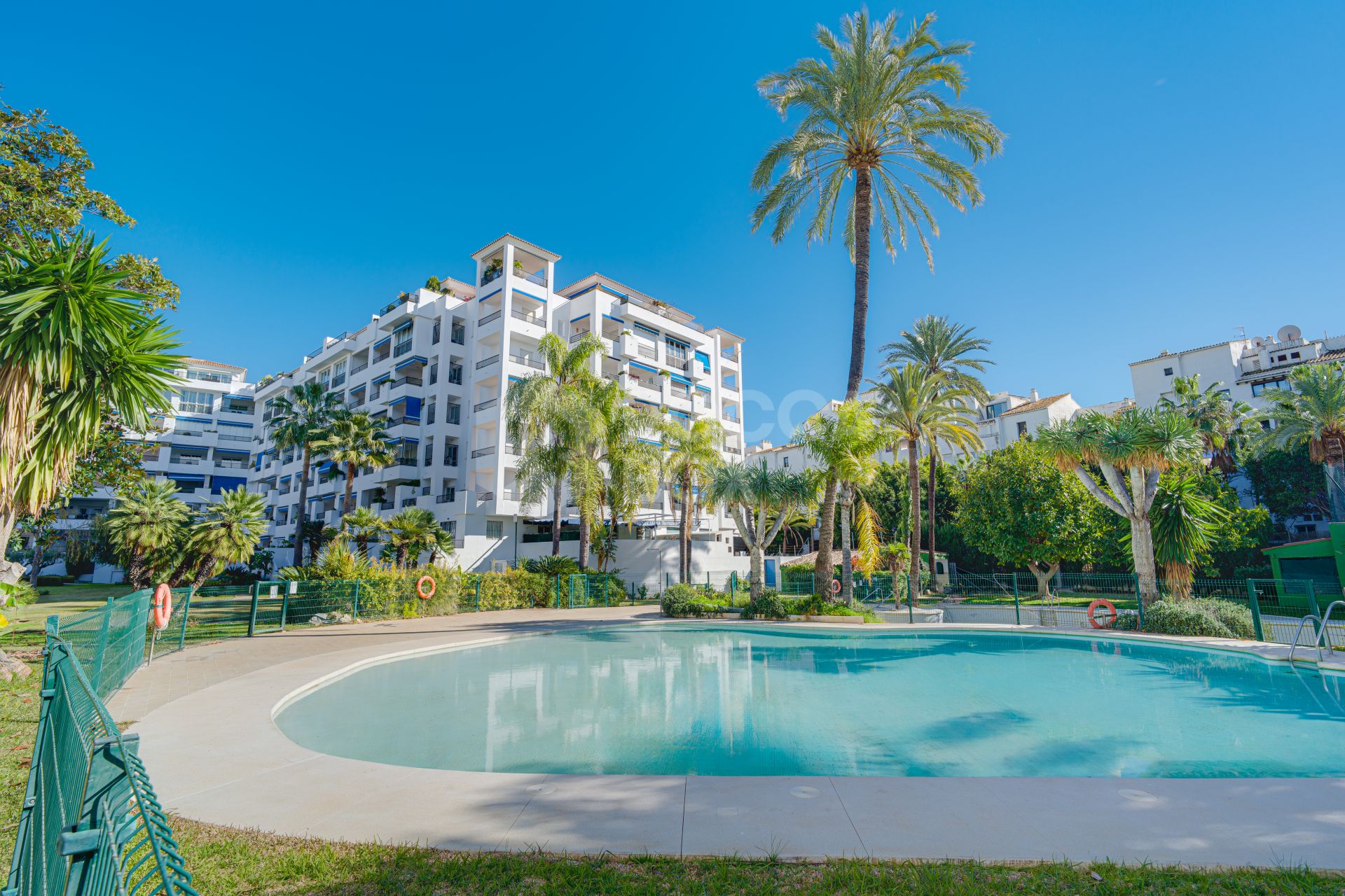 Fantastic, southwest-facing four-bedroom duplex penthouse, set in a prime position within the prestigious Puerto Banús, Marbella