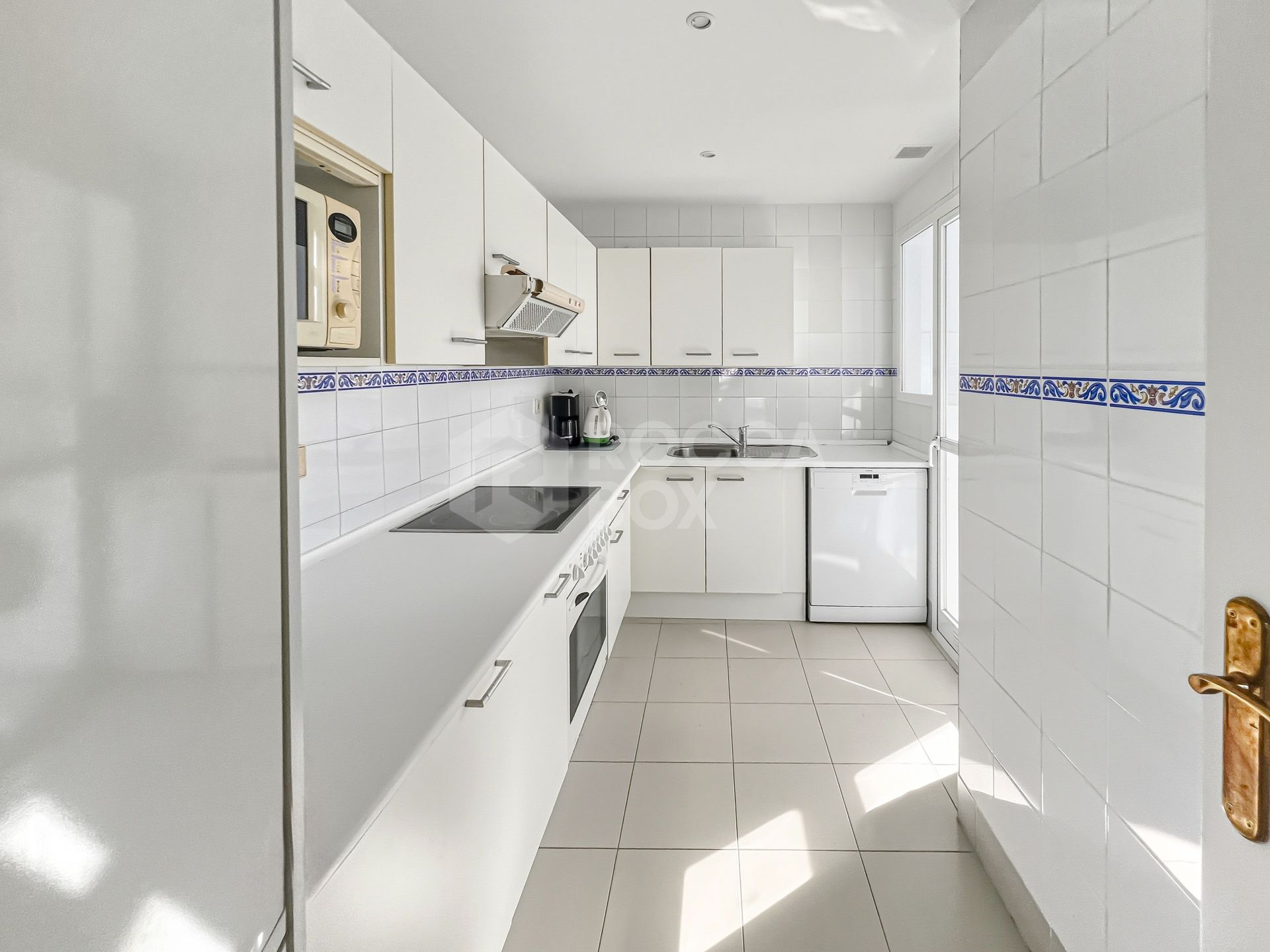 Fantastic, four-bedroom duplex penthouse, set in a prime position within the prestigious Puerto Banús, Marbella