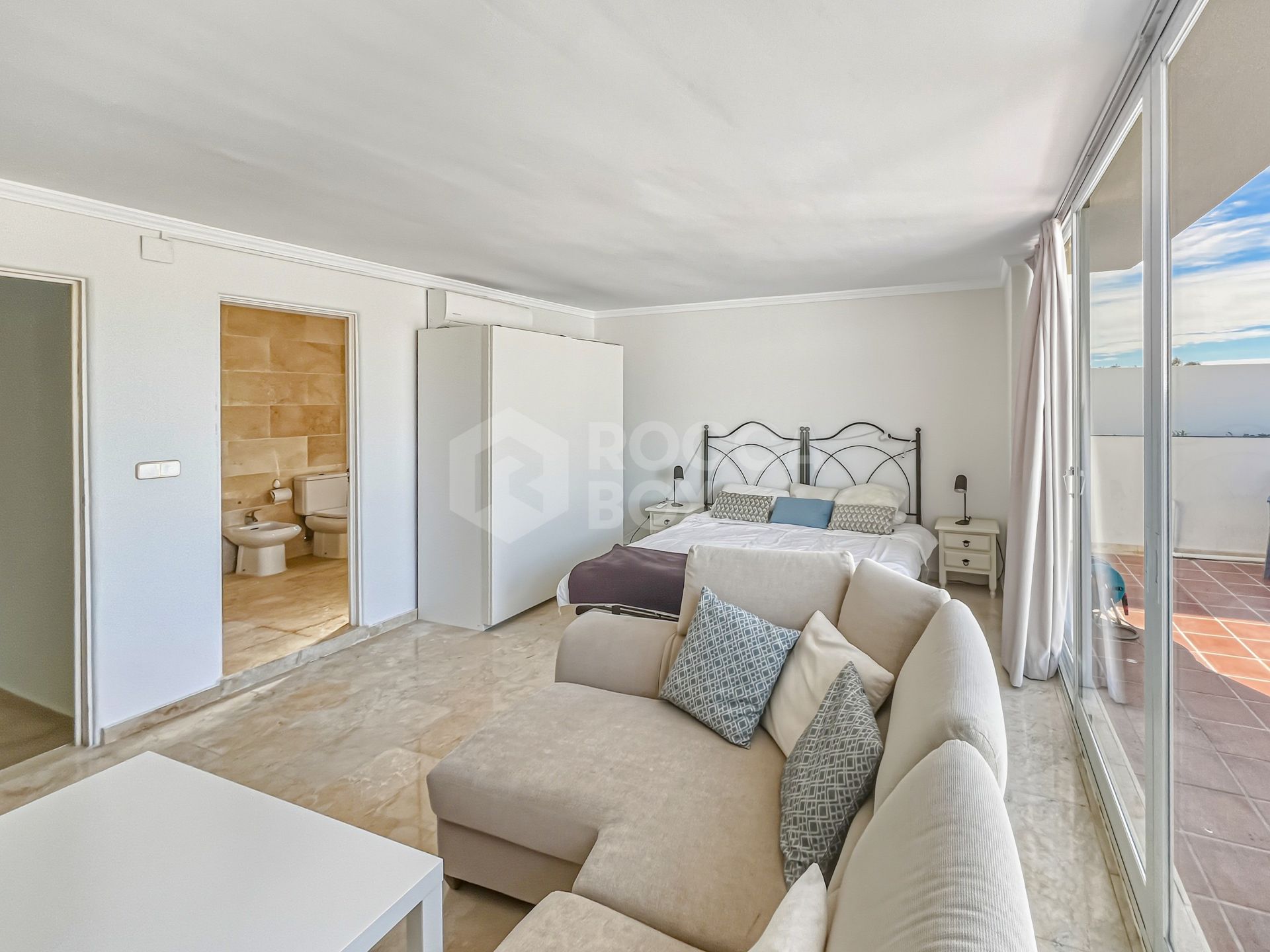 Fantastic, four-bedroom duplex penthouse, set in a prime position within the prestigious Puerto Banús, Marbella