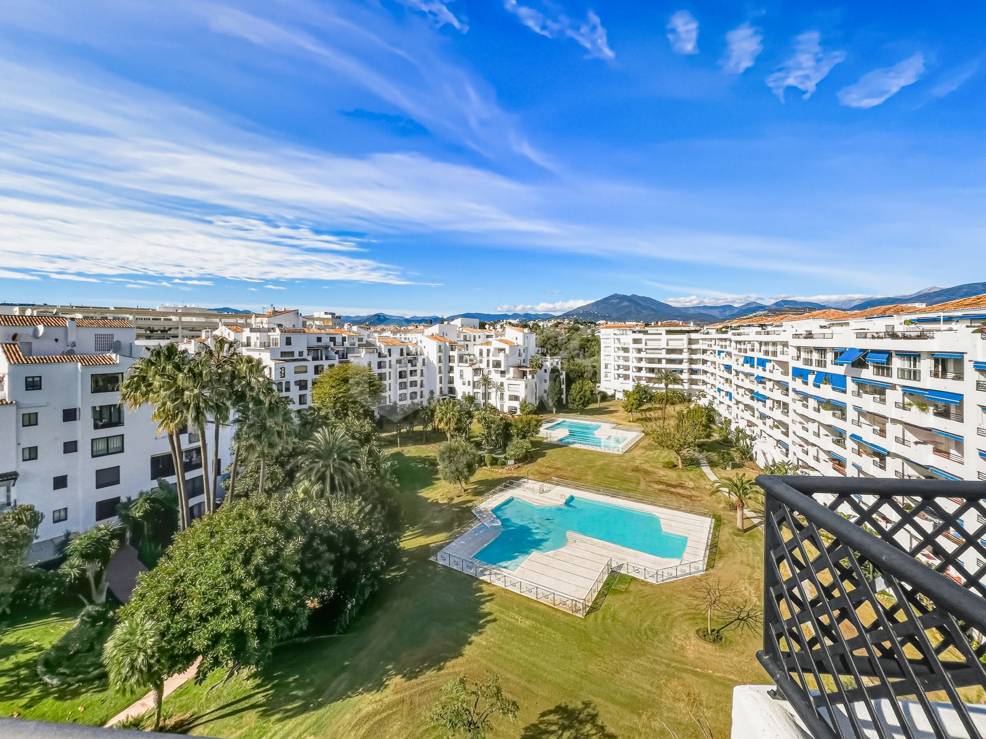 Fantastic, four-bedroom duplex penthouse, set in a prime position within the prestigious Puerto Banús, Marbella