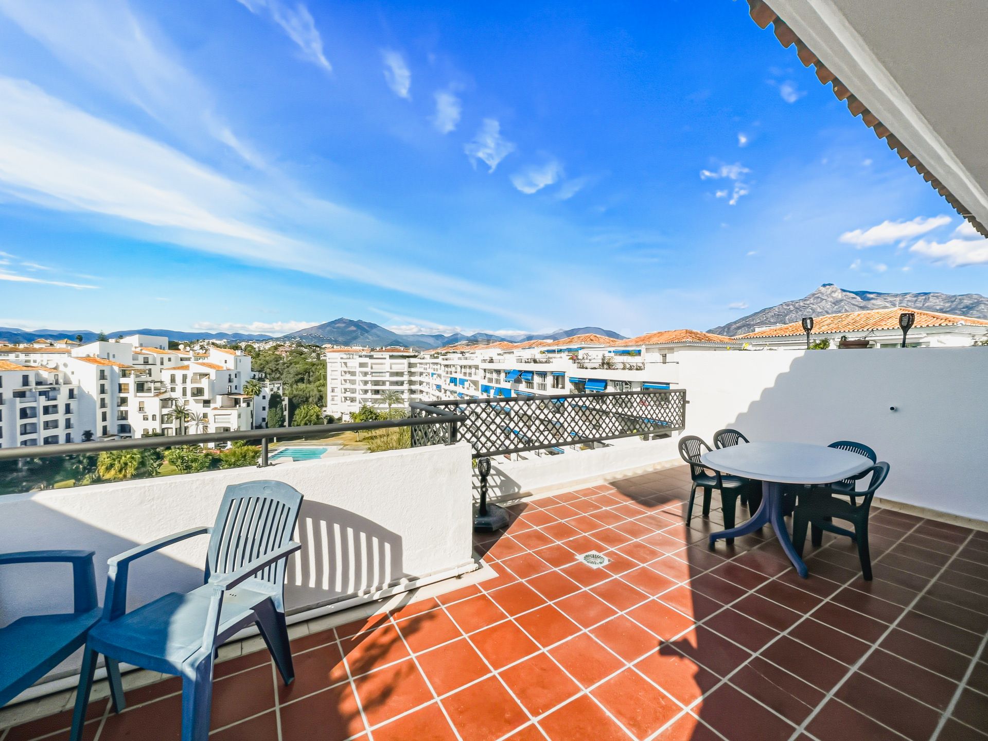 Fantastic, four-bedroom duplex penthouse, set in a prime position within the prestigious Puerto Banús, Marbella