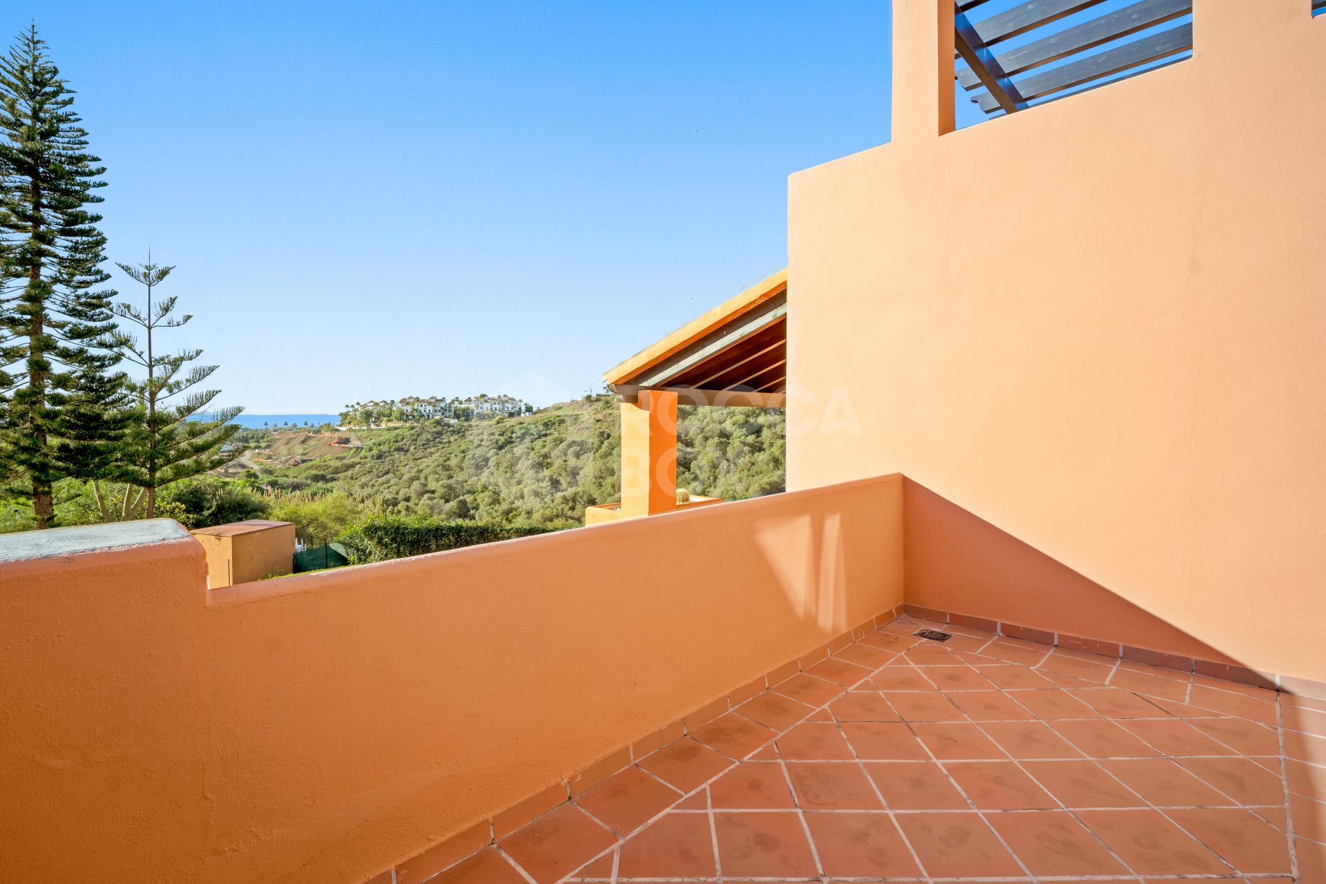 Superb three bedroom, south facing townhouse in Paraiso Bellevue, in El Paraiso on the New Golden Mile