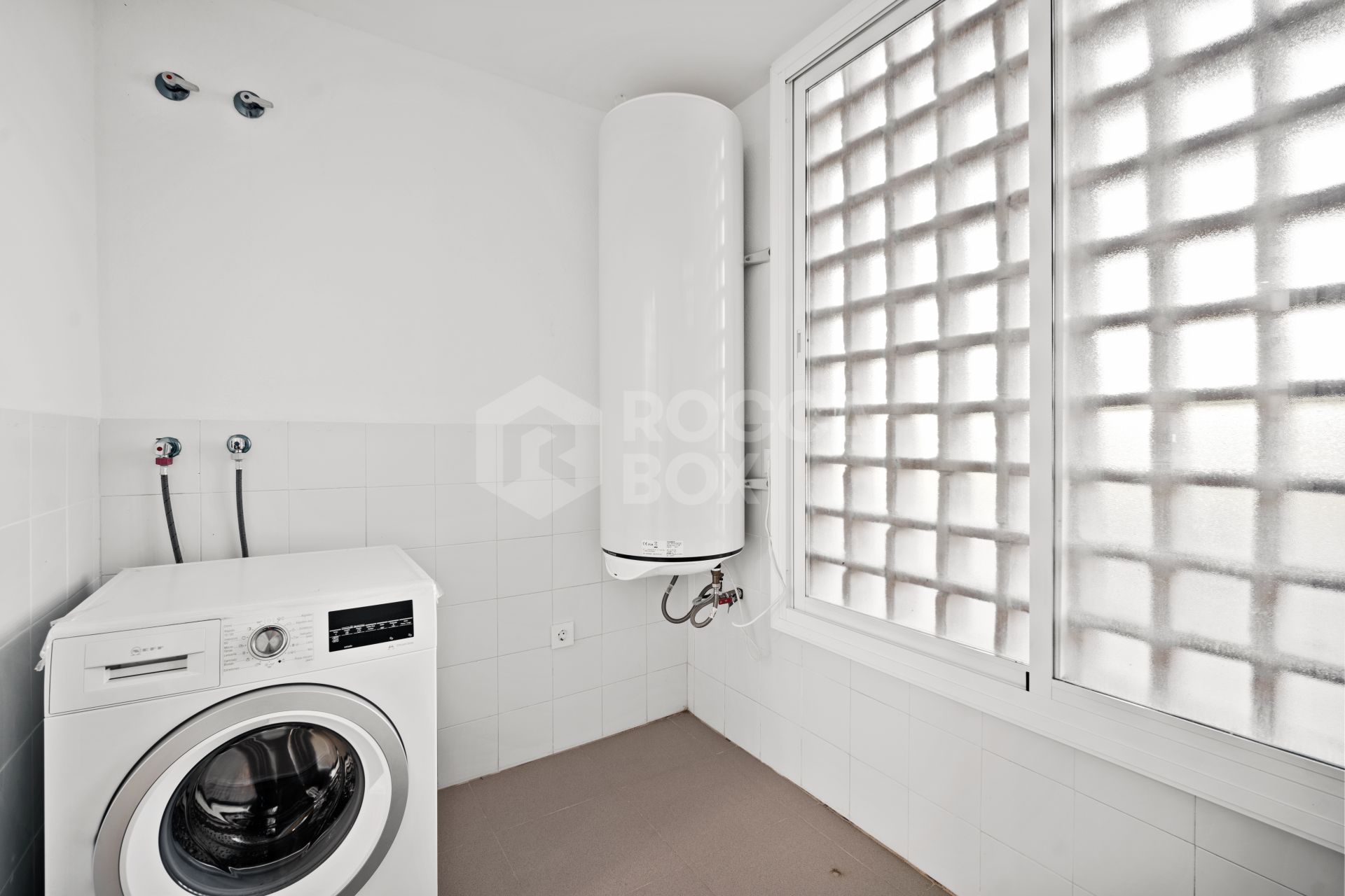 Superb three bedroom, south facing townhouse in Paraiso Bellevue, in El Paraiso on the New Golden Mile