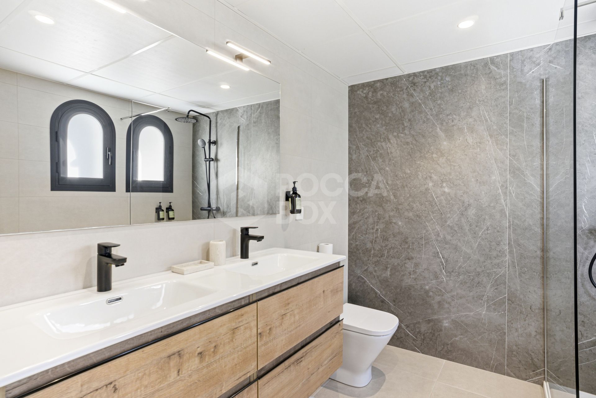 Elegant, three bedroom townhouse located in the gated community of Agra Residencial, Estepona