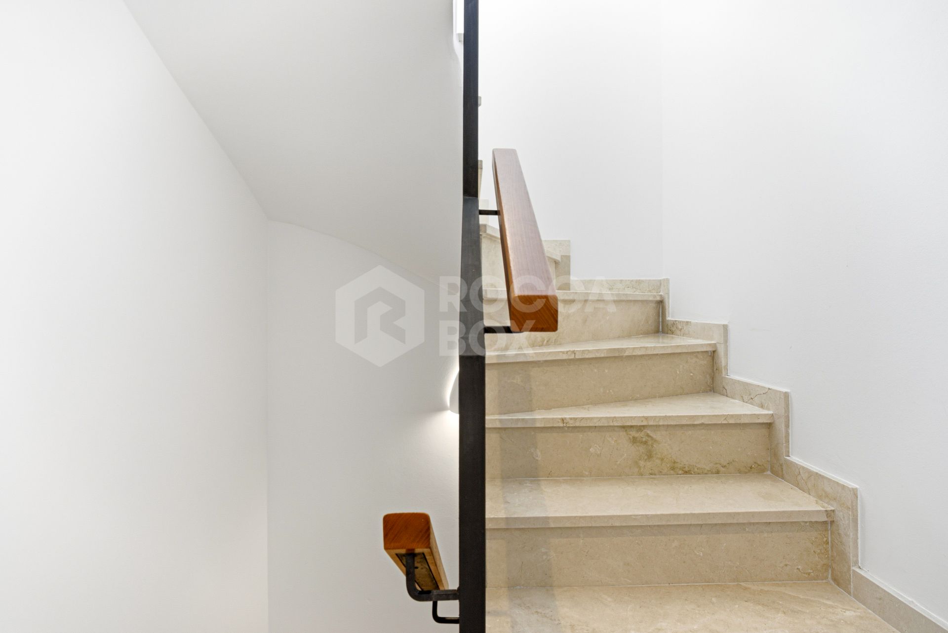 Elegant, three bedroom townhouse located in the gated community of Agra Residencial, Estepona