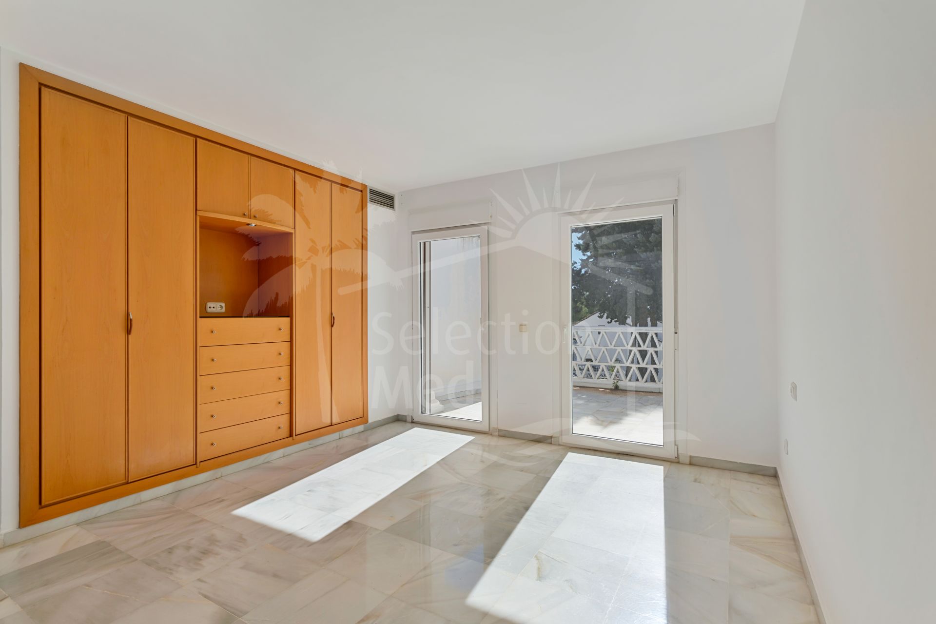 Casa adosada de cuatro dormitorios situada en la comunidad cerrada de Montepiedra , Nagueles dentro de la Milla de Oro, Marbella