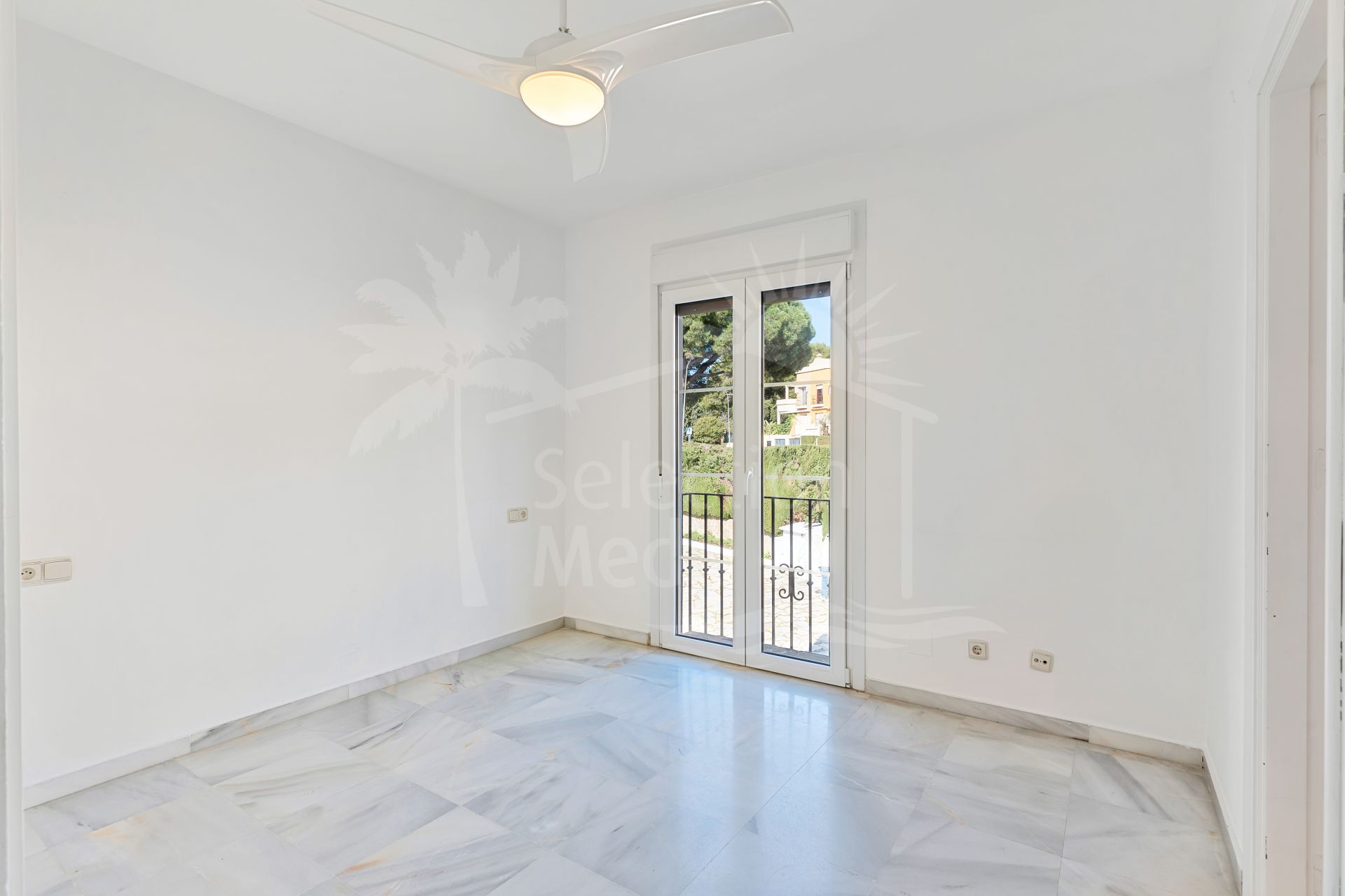 Casa adosada de cuatro dormitorios situada en la comunidad cerrada de Montepiedra , Nagueles dentro de la Milla de Oro, Marbella