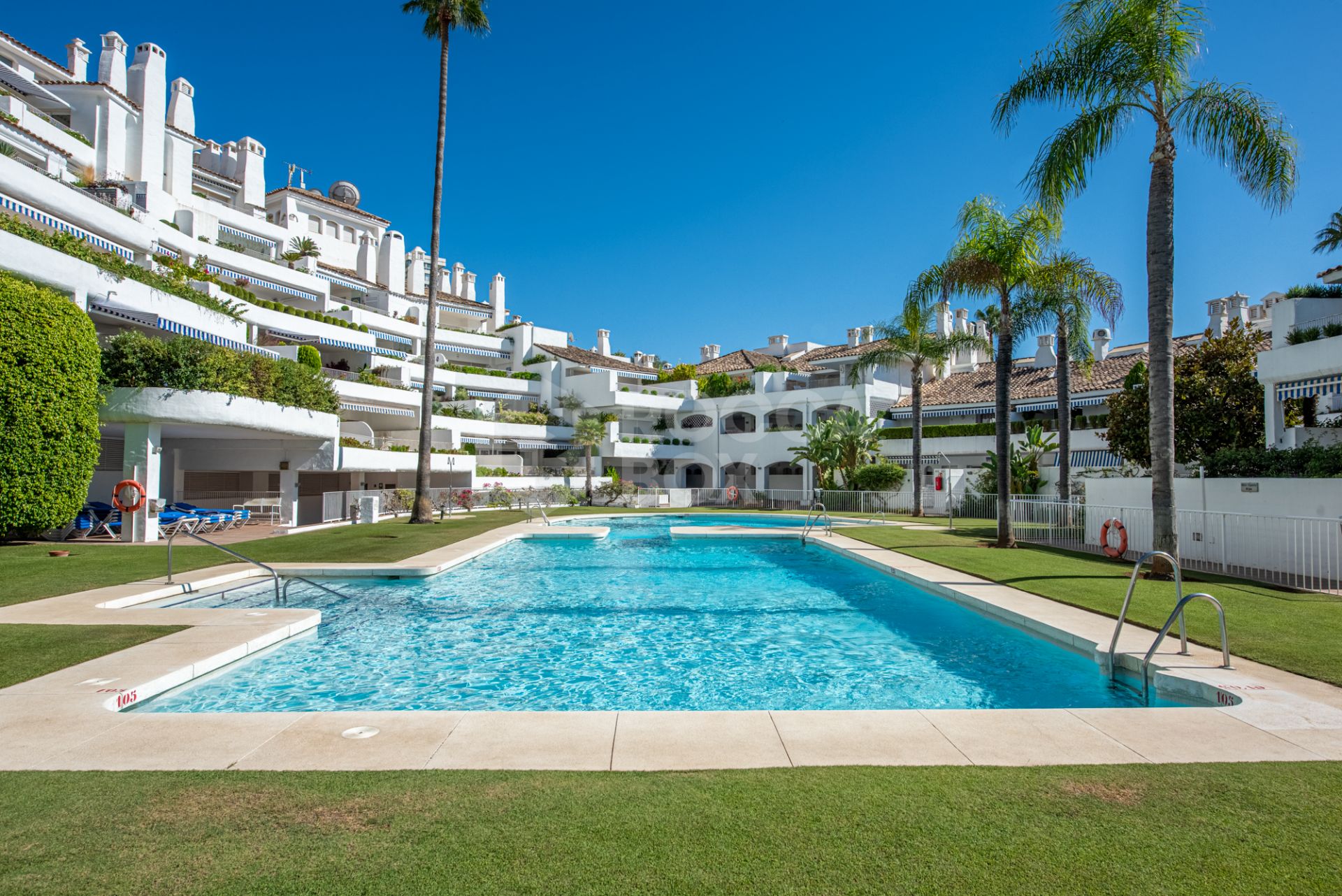 Beautiful two bedroom ground floor apartment, located in the sought-after Birdie Club community in Río Real, Marbella