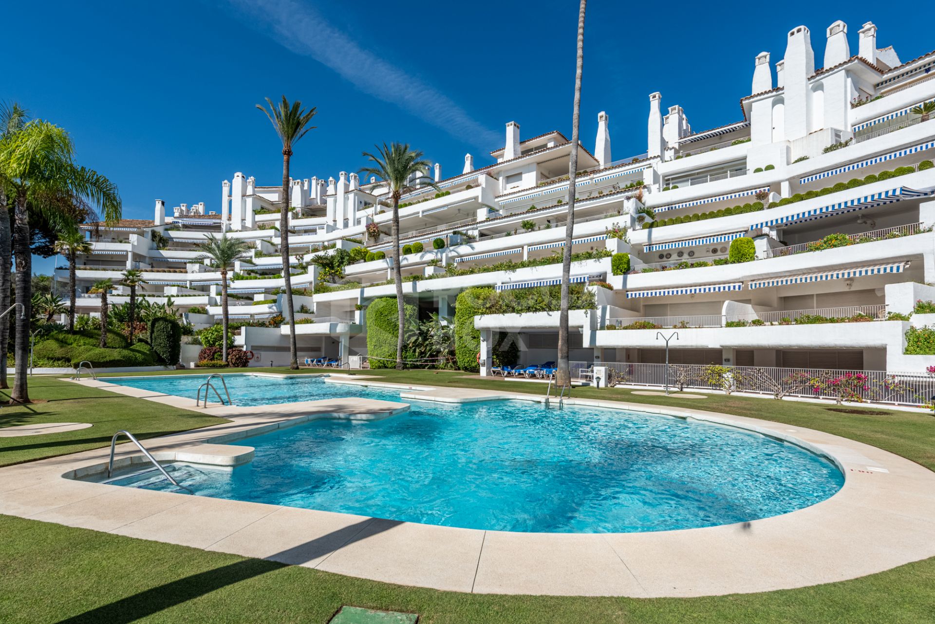 Beautiful two bedroom ground floor apartment, located in the sought-after Birdie Club community in Río Real, Marbella