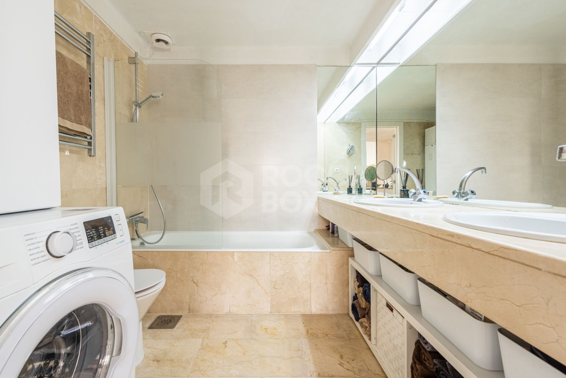 Beautiful two bedroom ground floor apartment, located in the sought-after Birdie Club community in Río Real, Marbella