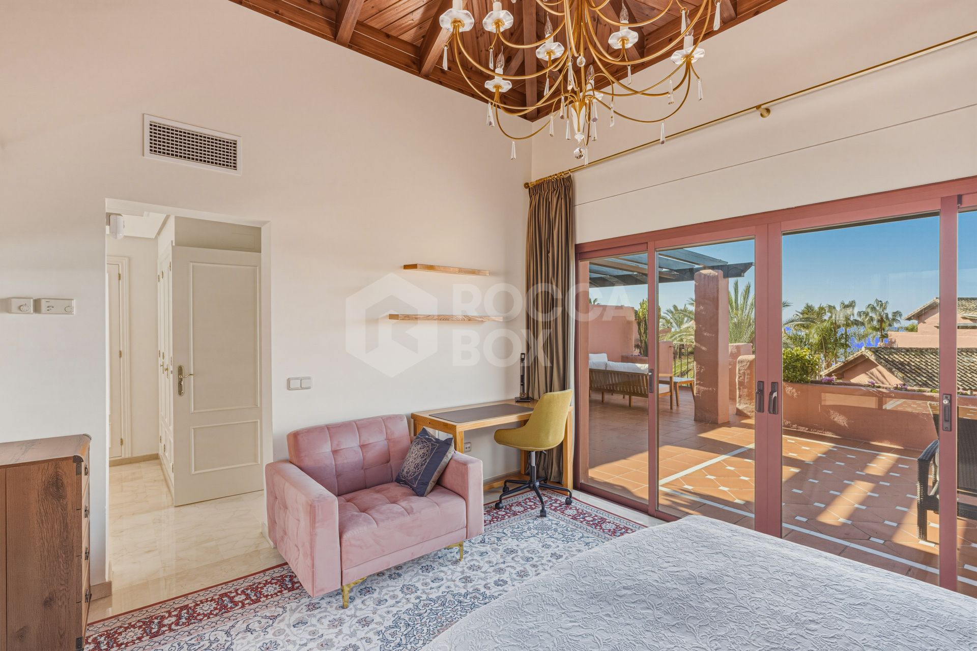 Fantastic south west facing three-bedroom duplex penthouse located in the prestigious gated beachfront community of Menara Beach, Estepona