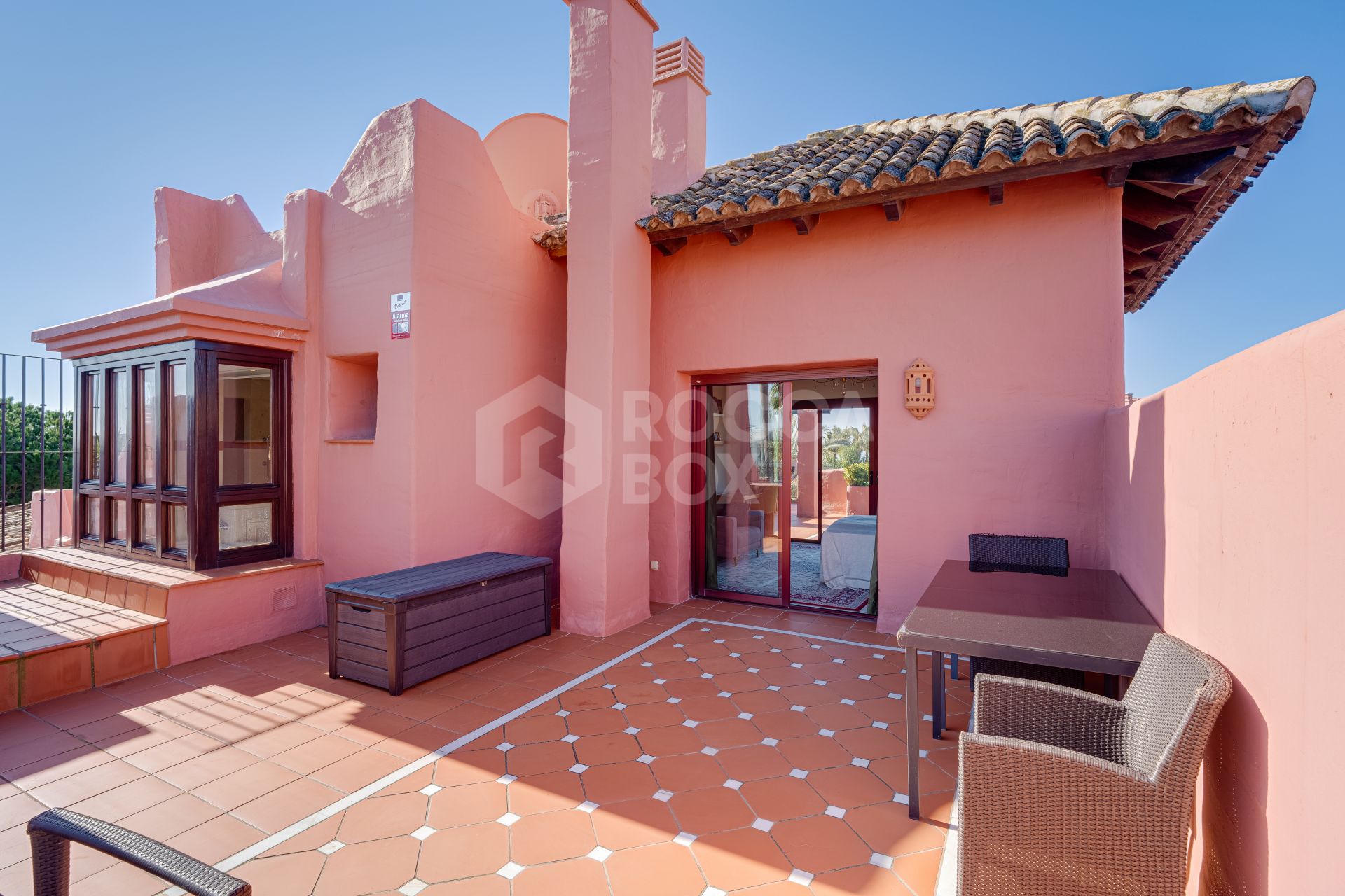 Fantastic south west facing three-bedroom duplex penthouse located in the prestigious gated beachfront community of Menara Beach, Estepona