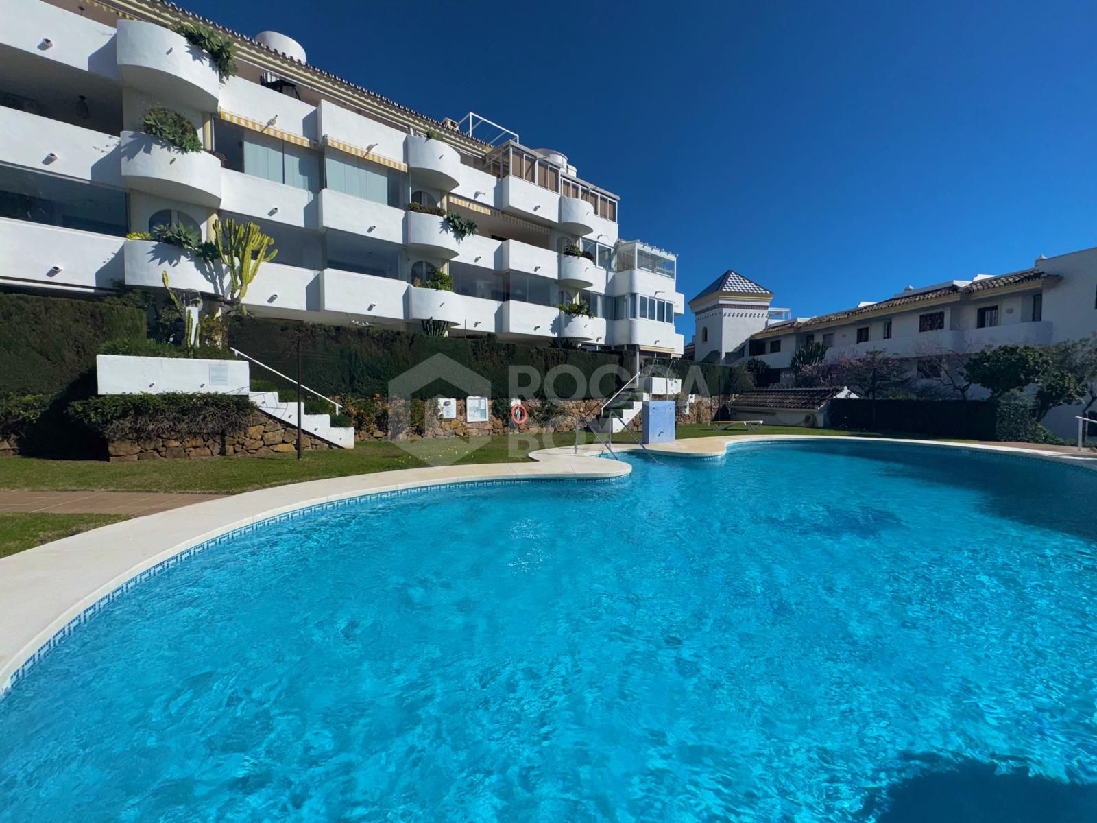 Fantastic two-bedroom, southwest-facing first-floor apartment in Calahonda with beautiful sea views