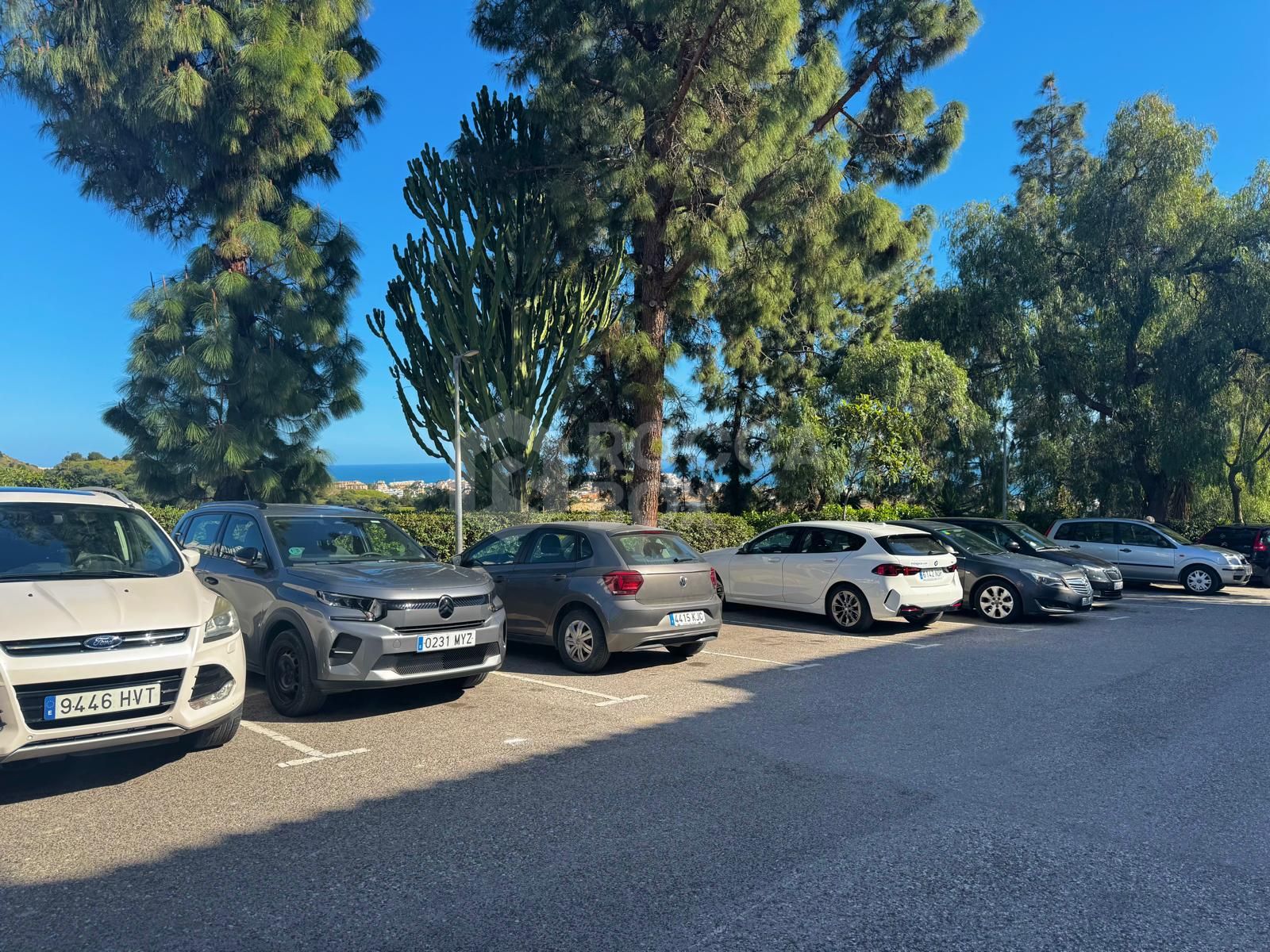 Fantastic two-bedroom, southwest-facing first-floor apartment in Calahonda with beautiful sea views